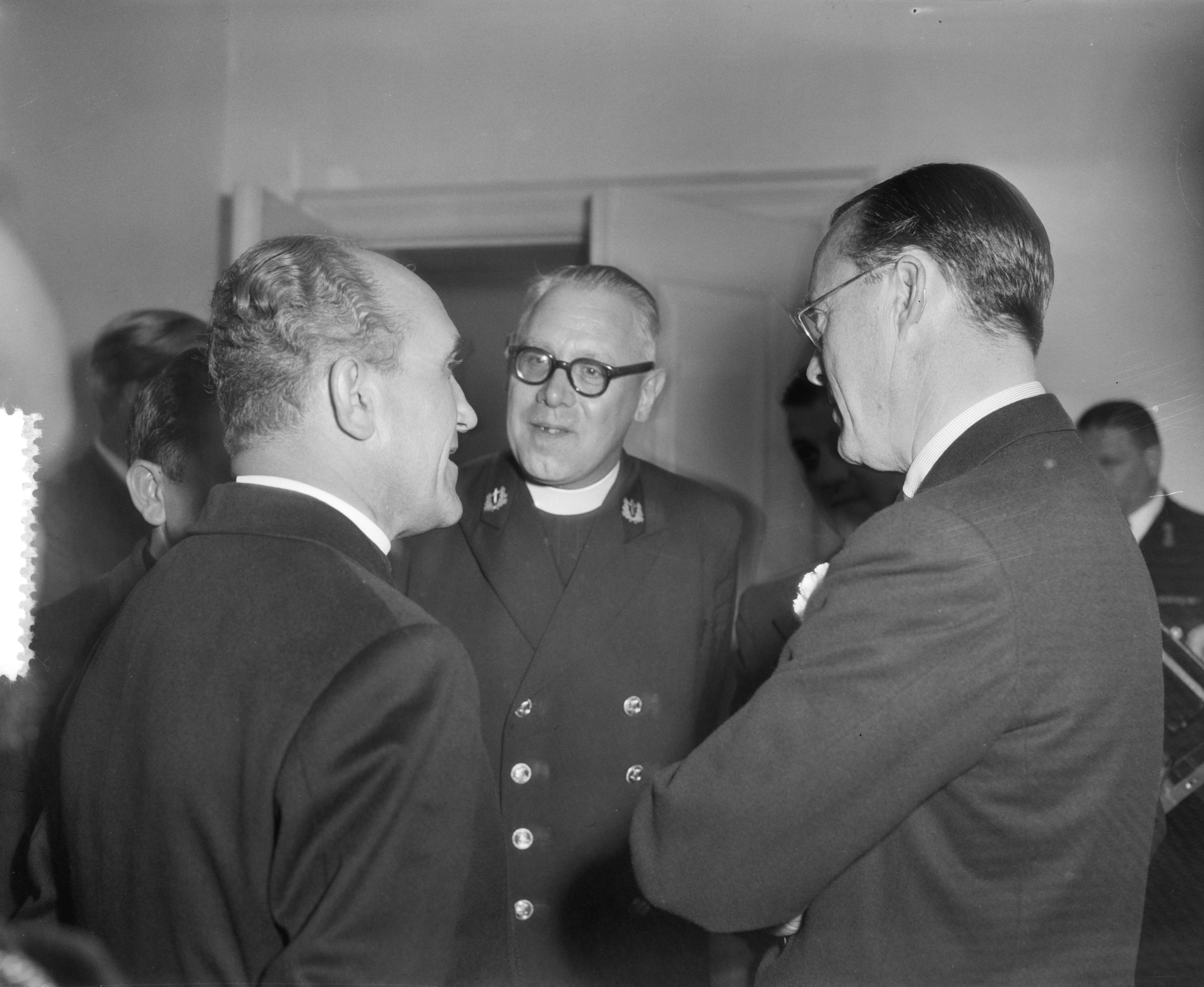 Fotocollectie Anefo — Prins Bernhard heeft een kort bezoek gebracht aan de conferentie van vlootgeestelijken der bij de NAVO aangesloten landen, die in Huis ter Heide wordt gehouden — Foto: Bilsen, Joop van / Anefo. Licentie: Set B: Rechtenvrij / Publiek Domein. Bron: Nationaal Archief. http://hdl.handle.net/10648/a94d66f4-d0b4-102d-bcf8-003048976d84