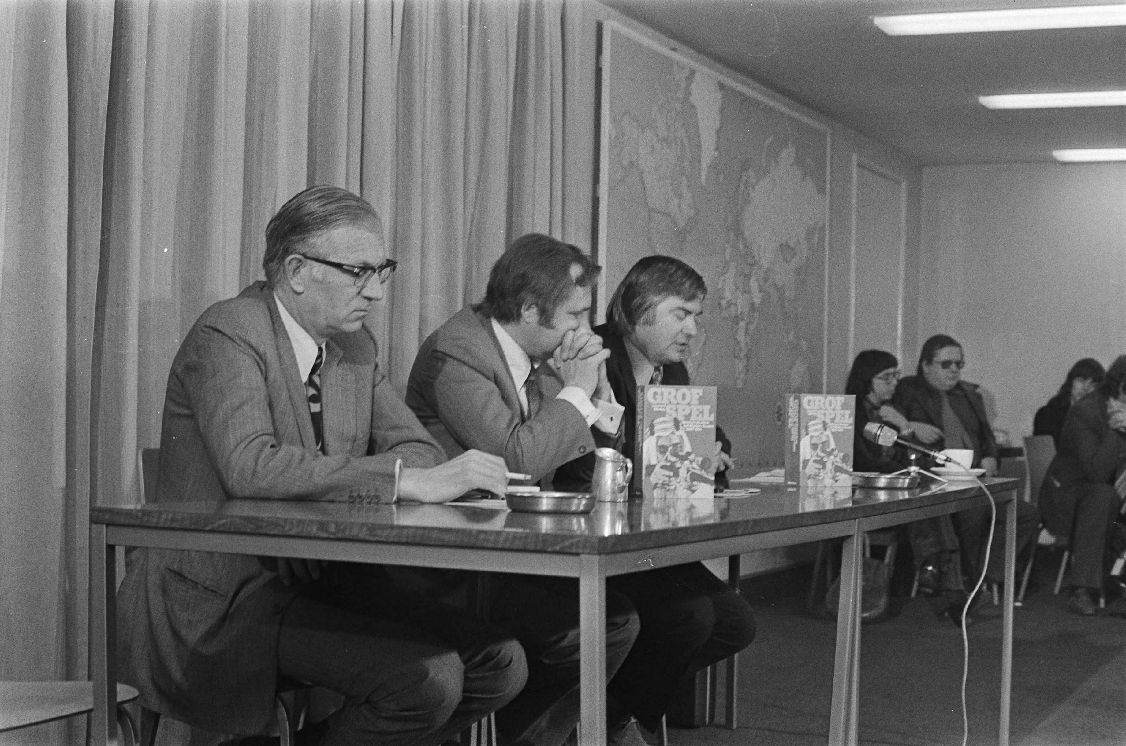Fotocollectie Anefo — Olieboek "Grof Spel" geintroduceerd in Nieuwspoort in Den Haag ; v.l.n.r. Versteegh, Weverberg (directeur uitg. Manteau) en Hans van der Werf — Foto: Croes, Rob C. / Anefo. Licentie: Set B: Rechtenvrij / Publiek Domein. Bron: Nationaal Archief. http://hdl.handle.net/10648/ac4ce9ba-d0b4-102d-bcf8-003048976d84