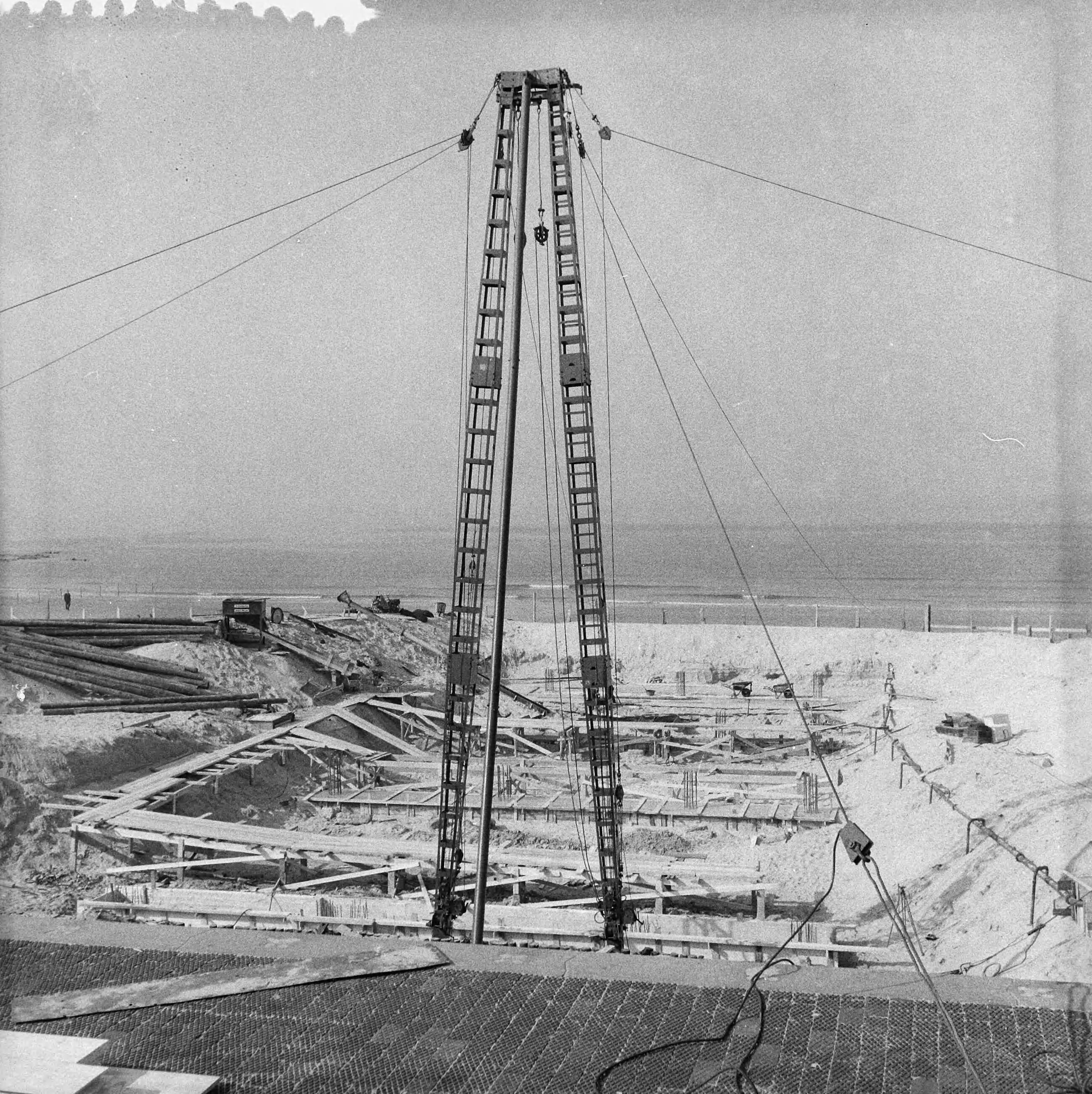 Fotocollectie Anefo — Bouw nieuwe pier Scheveningen — Foto: Behrens, Herbert F. / Anefo. Licentie: Set B: Rechtenvrij / Publiek Domein. Bron: Nationaal Archief. http://hdl.handle.net/10648/a99f5ebe-d0b4-102d-bcf8-003048976d84