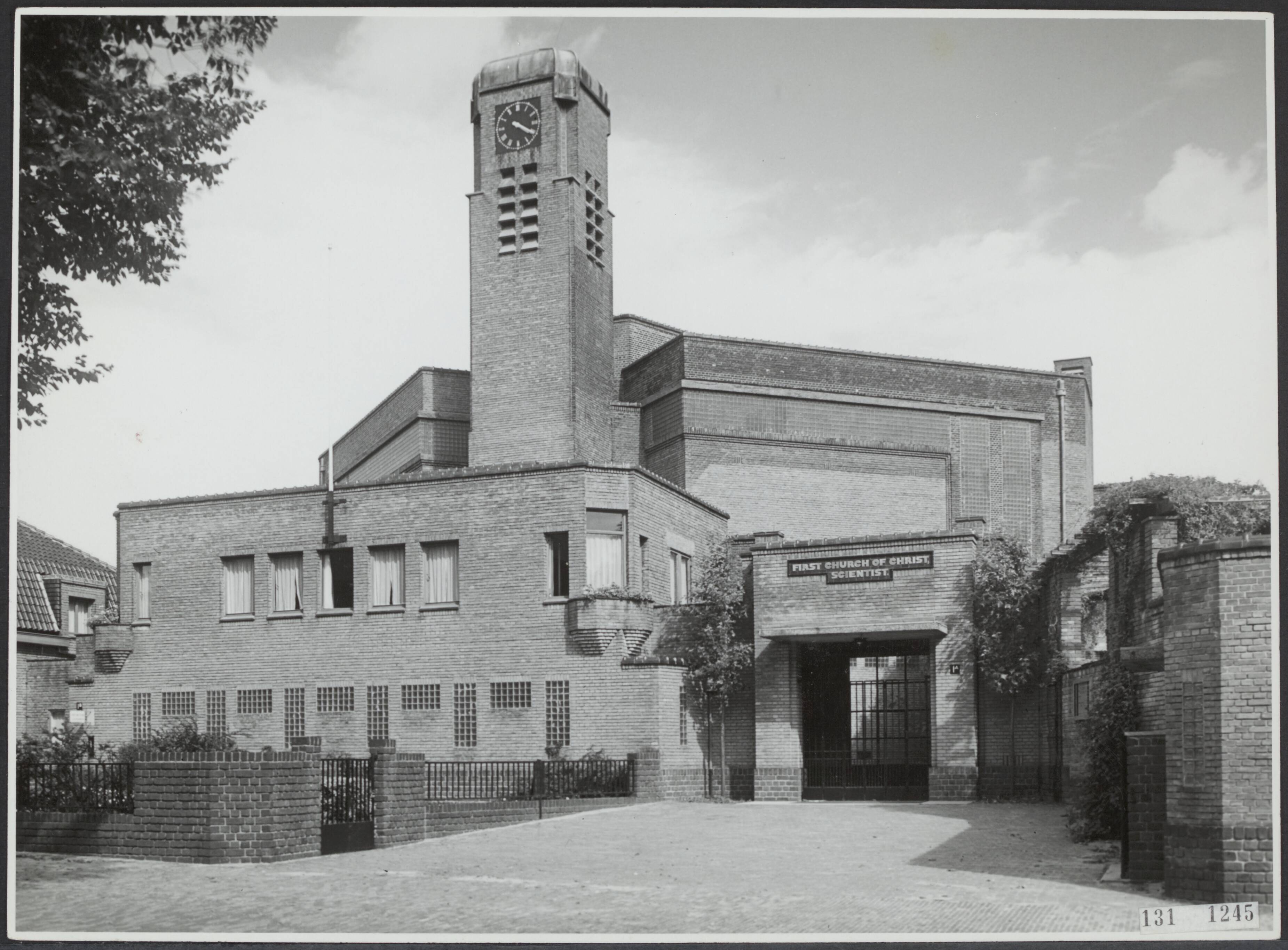 Fotocollectie Rijksvoorlichtingsdienst Eigen — Den Haag, Andries Bickerweg. Kerkgebouw First Church of Christ, Scientist met het gezicht op de ingangspartij met toren — Foto: Fotodienst Gemeente Den Haag. Licentie: Set B: Rechtenvrij / Publiek Domein. Bron: Nationaal Archief. http://hdl.handle.net/10648/af51e2be-d0b4-102d-bcf8-003048976d84