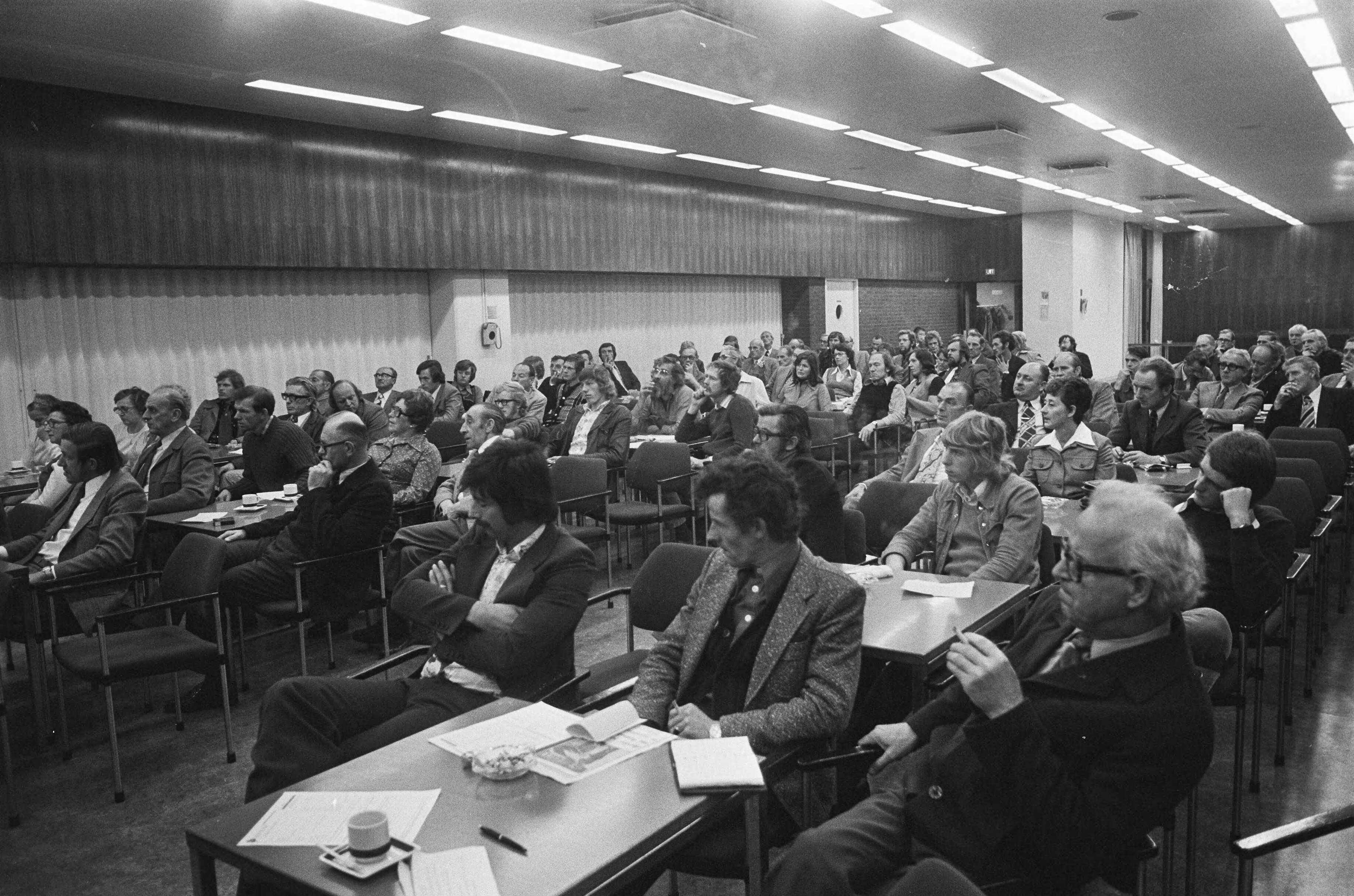 Fotocollectie Anefo — VNU-bezorgers in protest bijeen in Utrechts congrescentru i.v.m. plannen VNU om 500 bezorgers niet van nieuw contra te voorzien; overzicht protestvergadering / — Foto: Peters, Hans / Anefo. Licentie: Set B: Rechtenvrij / Publiek Domein. Bron: Nationaal Archief. http://hdl.handle.net/10648/ac5659b4-d0b4-102d-bcf8-003048976d84