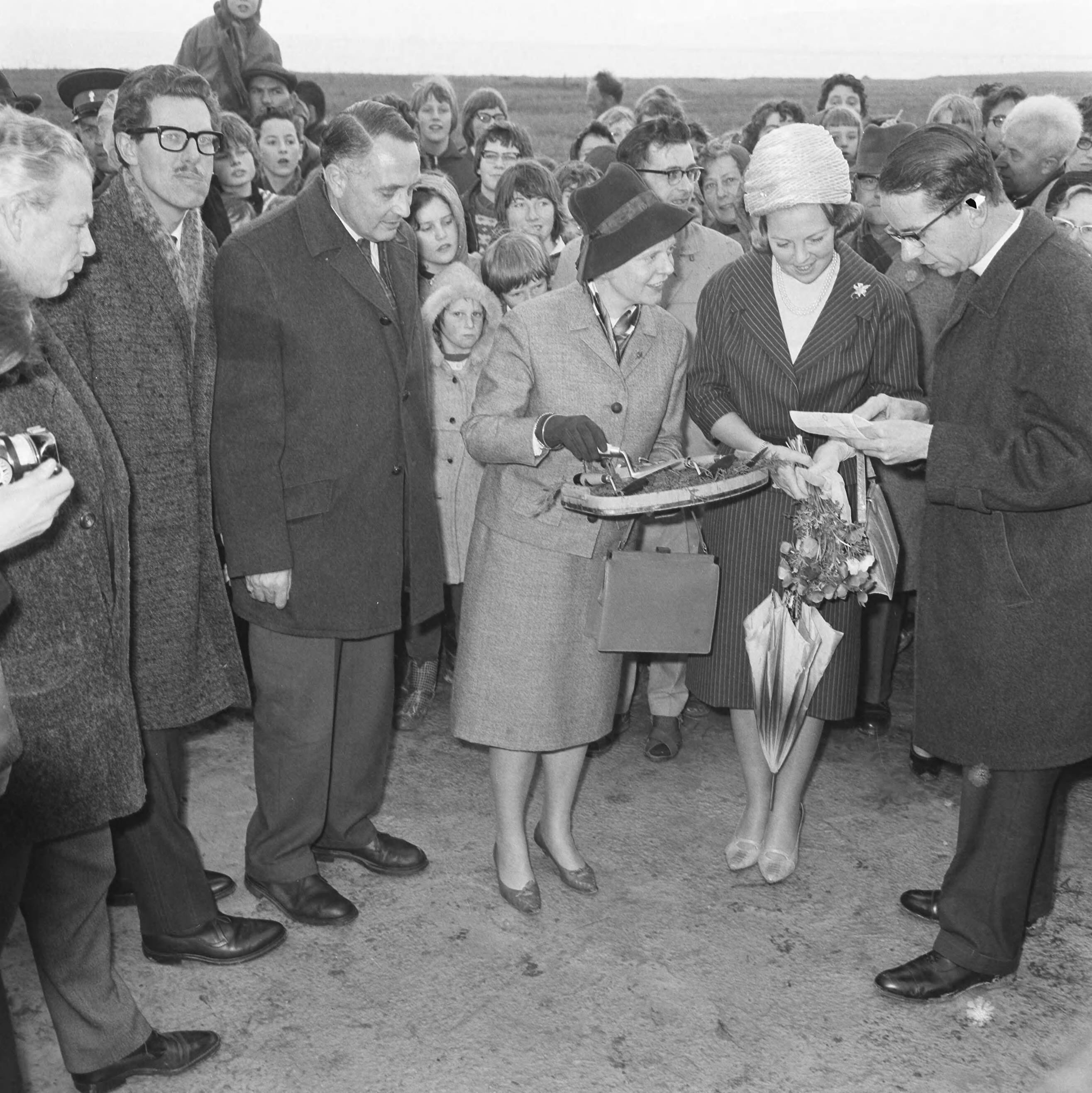 Fotocollectie Anefo — Prinses Beatrix was aanwezig bij de eerste steenlegging voor het jongerenontmoetingscentrum "Het Zilveren Schor" nabij Arnemuiden. Rechts de voorzitter van de Stichting Zilveren Jeugdcentra, pater W.A.M. Alting von Geusau. 2e van rechts architect Onno Greiner — Foto: Nijs, Jac. de / Anefo. Licentie: Set B: Rechtenvrij / Publiek Domein. Bron: Nationaal Archief. http://hdl.handle.net/10648/aaa1bf3c-d0b4-102d-bcf8-003048976d84