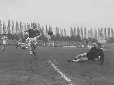 Fotocollectie Anefo — Voetbal. NAC tegen Ajax 1-3. Spelmoment Henk Groot , keeper Van de Merwe en Van Hooghuizen — Foto: Koch, Eric / Anefo. Licentie: Set B: Rechtenvrij / Publiek Domein. Bron: Nationaal Archief. http://hdl.handle.net/10648/a9e9b054-d0b4-102d-bcf8-003048976d84