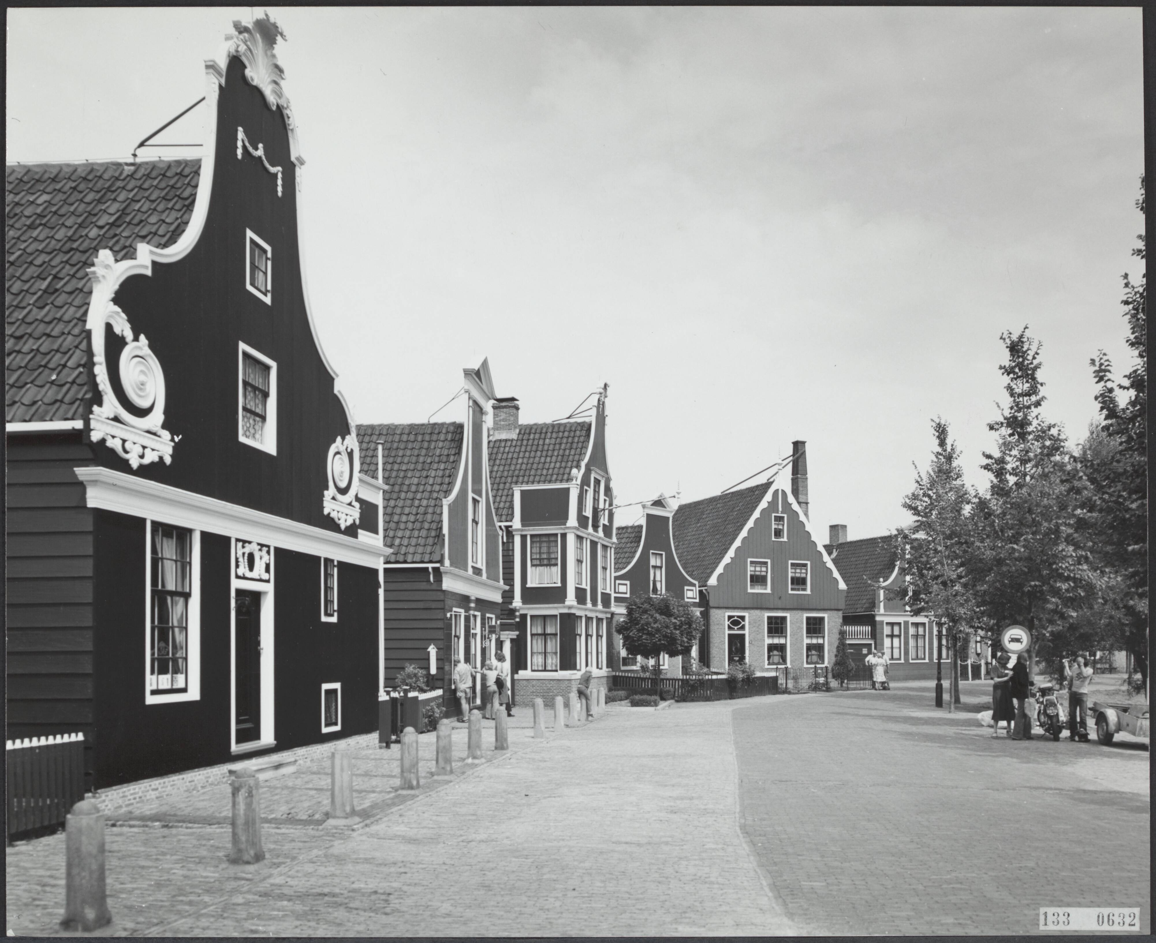 Fotocollectie Rijksvoorlichtingsdienst Eigen — Zaanstad. Openluchtmuseum Zaanse Schans: straatbeeld met houten huizen — Foto: Publicam / Hartemink, Piet. Licentie: Set B: Rechtenvrij / Publiek Domein. Bron: Nationaal Archief. http://hdl.handle.net/10648/af59df3c-d0b4-102d-bcf8-003048976d84