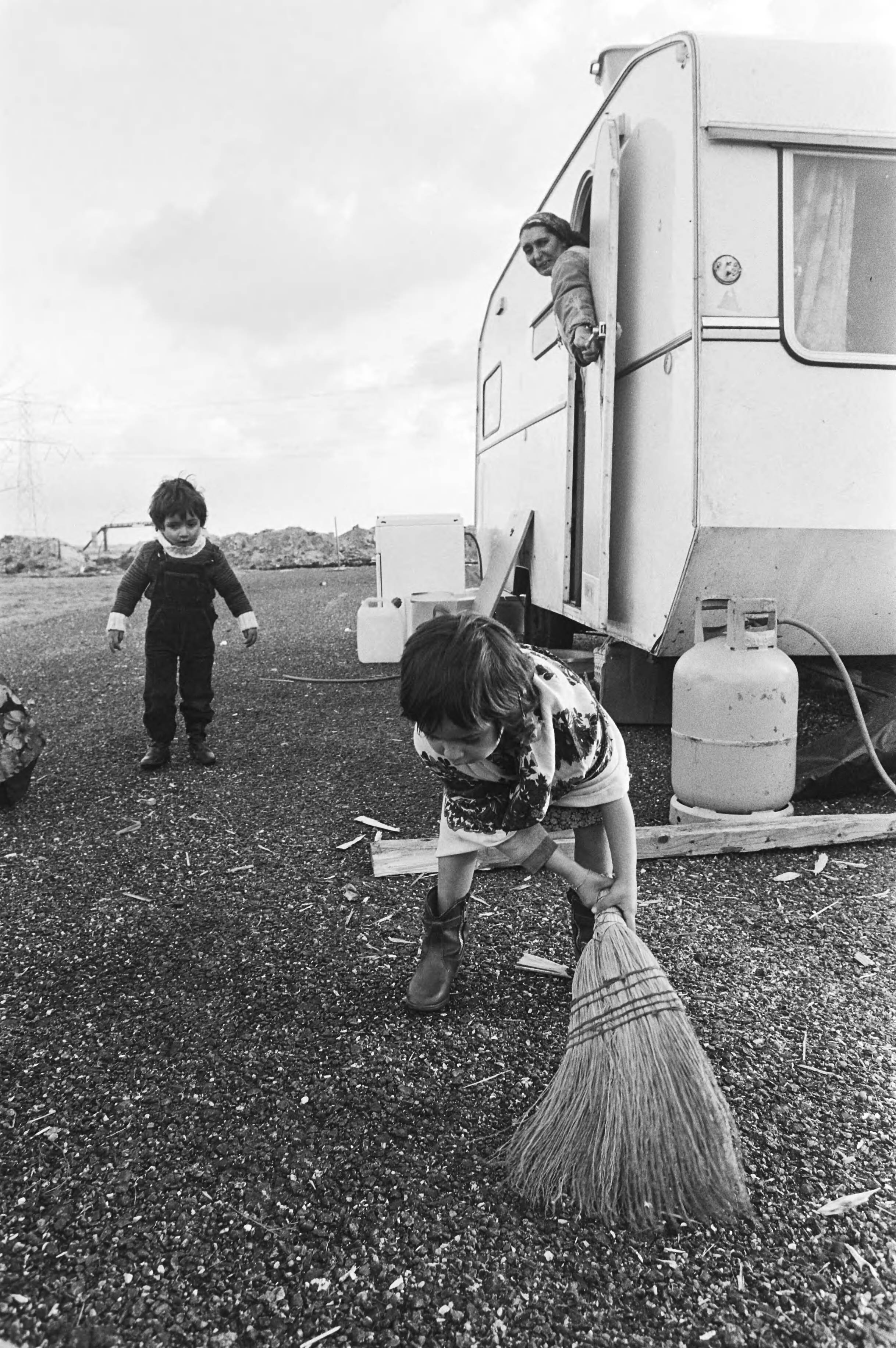 Fotocollectie Anefo — Momenteel verblijft er in de omgeving van Almere een groep zigeuners die in afwachting zijn of zij daar mogen blijven — Foto: Dijk, Hans van / Anefo. Licentie: Set B: Rechtenvrij / Publiek Domein. Bron: Nationaal Archief. http://hdl.handle.net/10648/acf122dc-d0b4-102d-bcf8-003048976d84