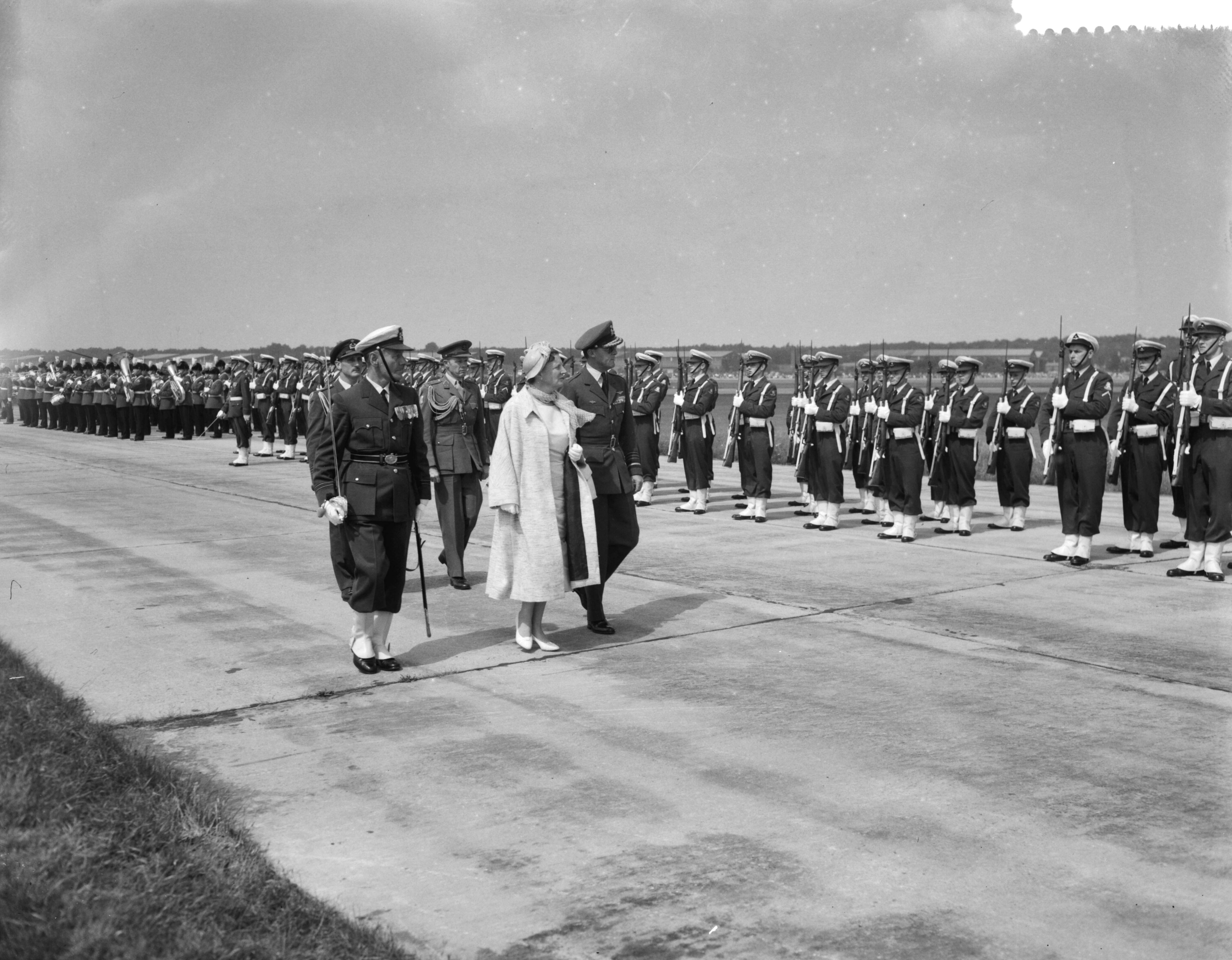 Fotocollectie Anefo — Vliegfeest op Soesterberg t.g.v. het 45-jarig bestaan van de Koninklijke Luchtmacht. Inspectie van de erewacht door koningin Juliana en prins Bernhard — Foto: Noske, J.D. / Anefo. Licentie: Set B: Rechtenvrij / Publiek Domein. Bron: Nationaal Archief. http://hdl.handle.net/10648/a97fd04e-d0b4-102d-bcf8-003048976d84