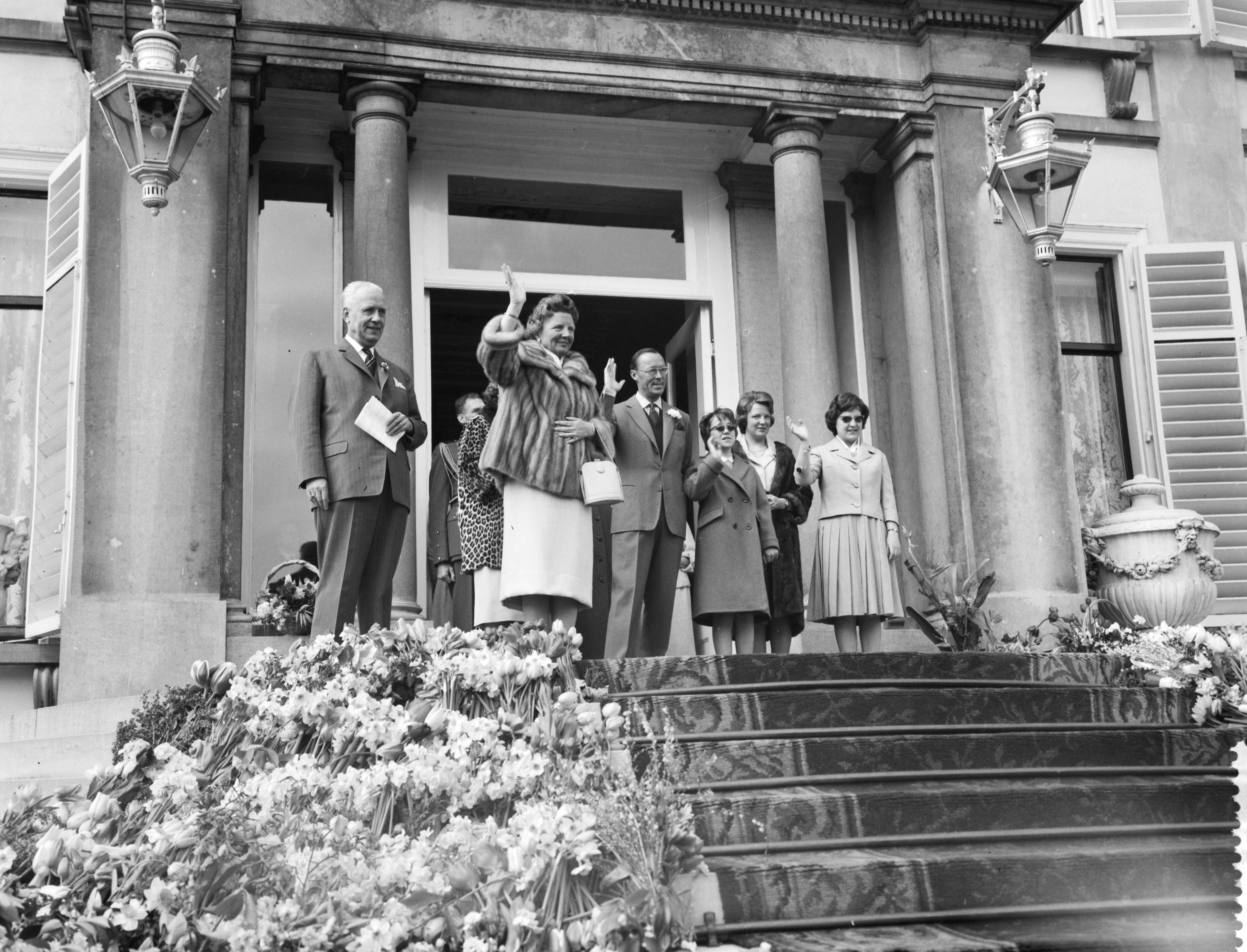 Koninginnedag 1960 — Bloemendefilé voor koningin Juliana op Paleis Soestdijk, koningin Juliana, prins Bernhard, prinses Marijke, prinses Irene en prinses Margriet — Foto: Rossem, Wim van / Anefo. Licentie: Set B: Rechtenvrij / Publiek Domein. Bron: Nationaal Archief. http://hdl.handle.net/10648/a9ad8764-d0b4-102d-bcf8-003048976d84
