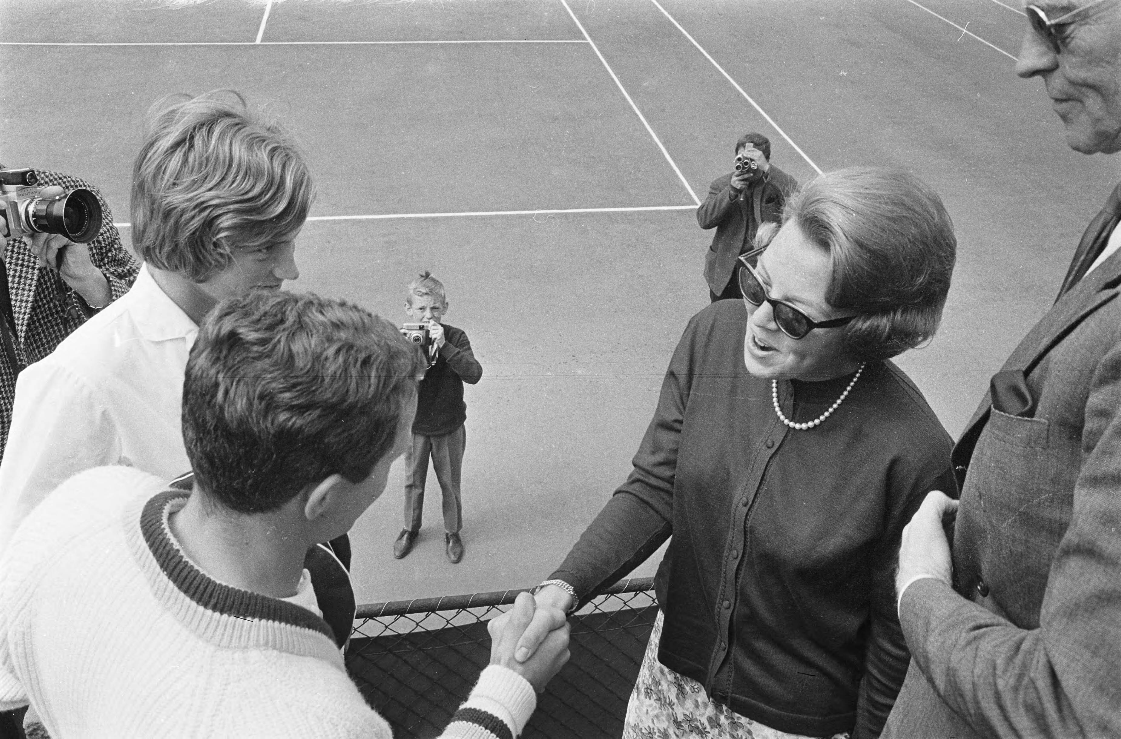 Fotocollectie Anefo — Tennis op de METS-banen in Den Haag, prinses Beatrix in gesprek met Trudy Groenman en Tom Okker — Foto: Pot, Harry / Anefo (1). Licentie: Set B: Rechtenvrij / Publiek Domein. Bron: Nationaal Archief. http://hdl.handle.net/10648/aa6fc2c0-d0b4-102d-bcf8-003048976d84