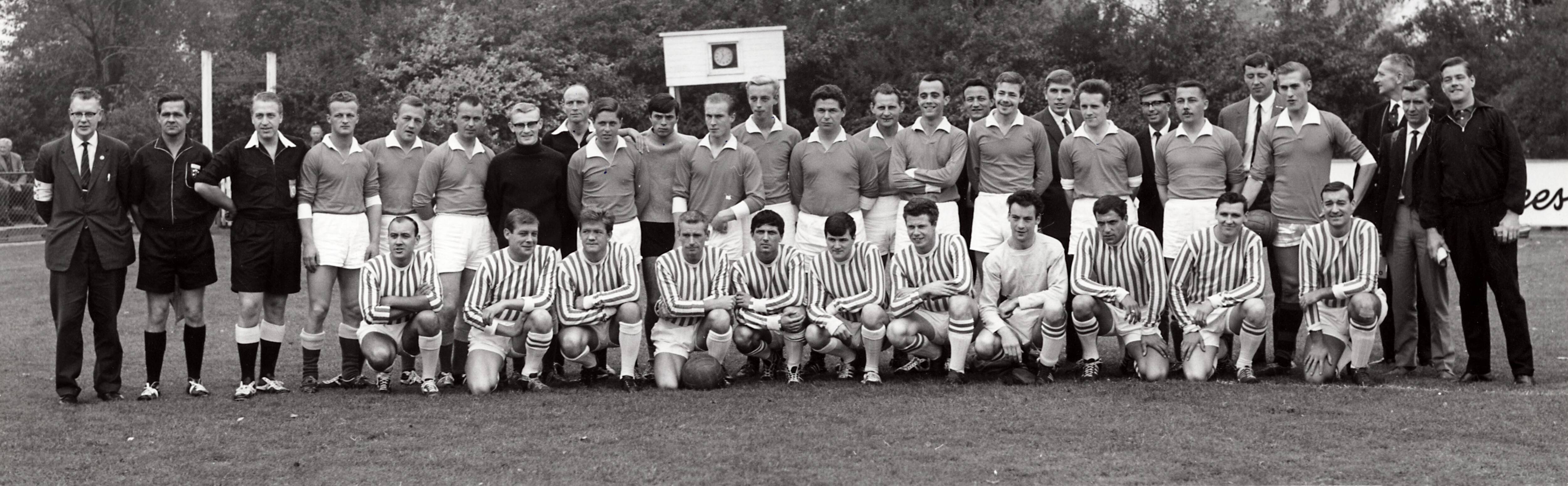 Sportactiviteiten personeel Drukkerij N.V. De Spaarnestad / Voetbal, o.a. F.C. Panorama — Serie: Voetbalwedstrijd Spaarnestad - Daily Express, september 1964 — Foto: Fotograaf Onbekend / Spaarnestad / Spaarnestad Photo (05887). Licentie: Set B: Rechtenvrij / Publiek Domein. Bron: Nationaal Archief. http://hdl.handle.net/10648/35429da6-3ee9-a382-e063-6df0900a6686