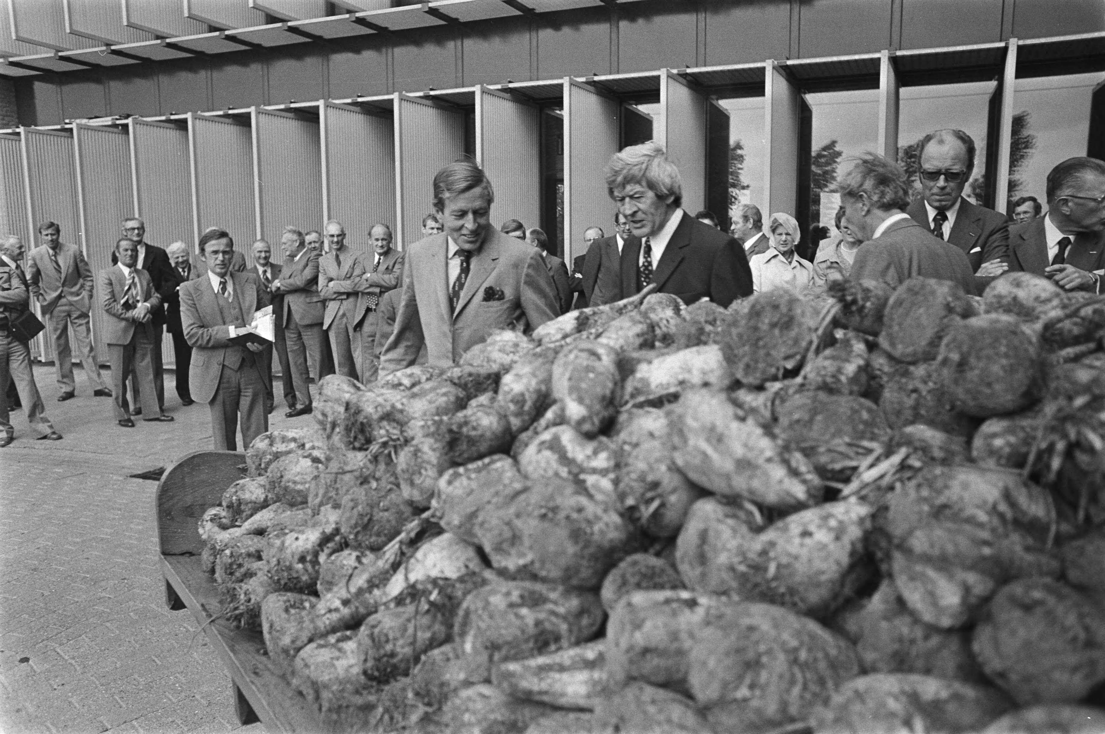 Fotocollectie Anefo — Prins Claus opent Cooperatieve Vereniging Suiker Unie Breda, Prins Claus tijdens rondleiding — Foto: Peters, Hans / Anefo. Licentie: Set B: Rechtenvrij / Publiek Domein. Bron: Nationaal Archief. http://hdl.handle.net/10648/ac8b67f8-d0b4-102d-bcf8-003048976d84