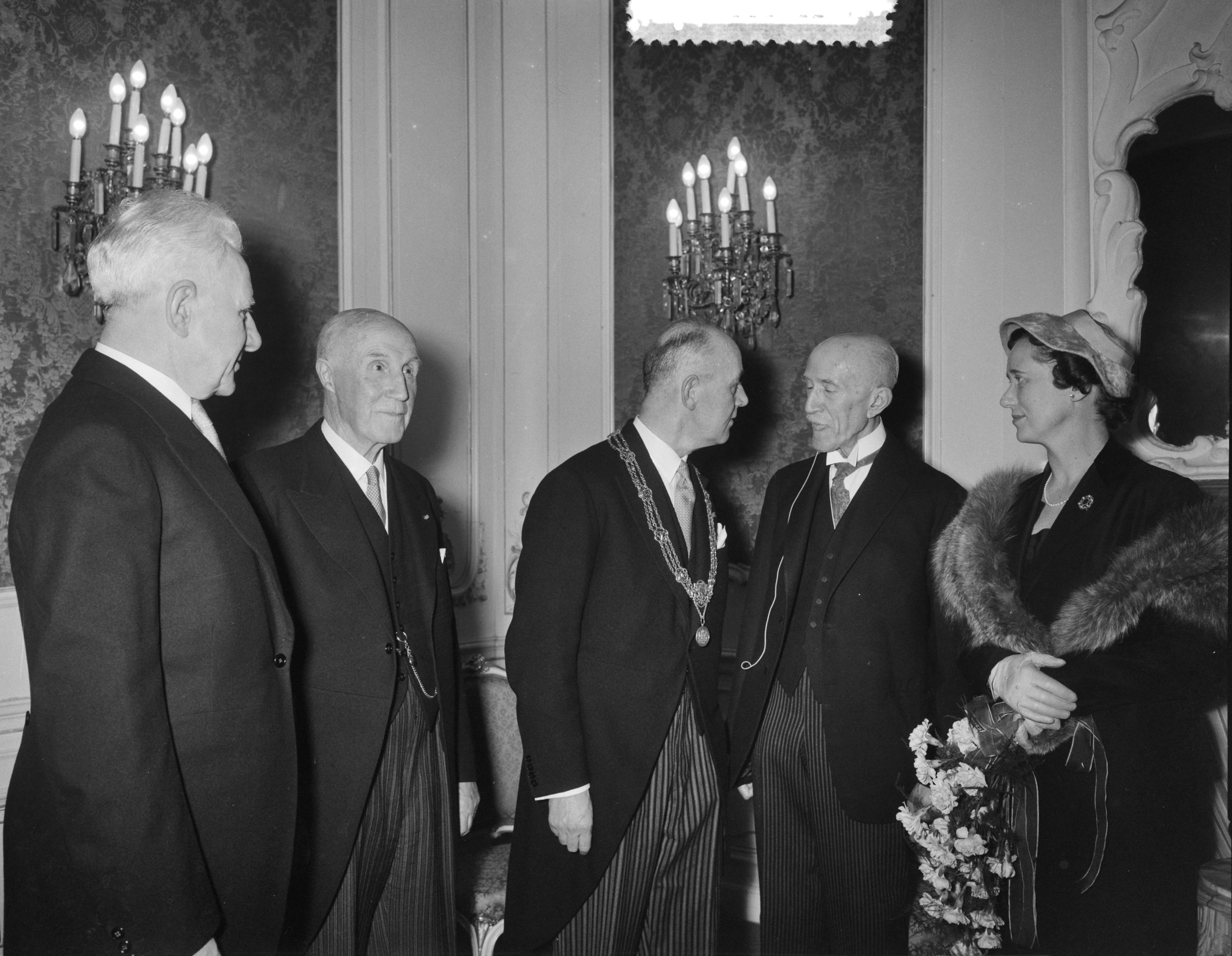 Fotocollectie Anefo — Installatie van burgemeester H.A.M.T. Kolfschoten van Den Haag — Foto: Bilsen, Joop van / Anefo. Licentie: Set B: Rechtenvrij / Publiek Domein. Bron: Nationaal Archief. http://hdl.handle.net/10648/a957bb40-d0b4-102d-bcf8-003048976d84