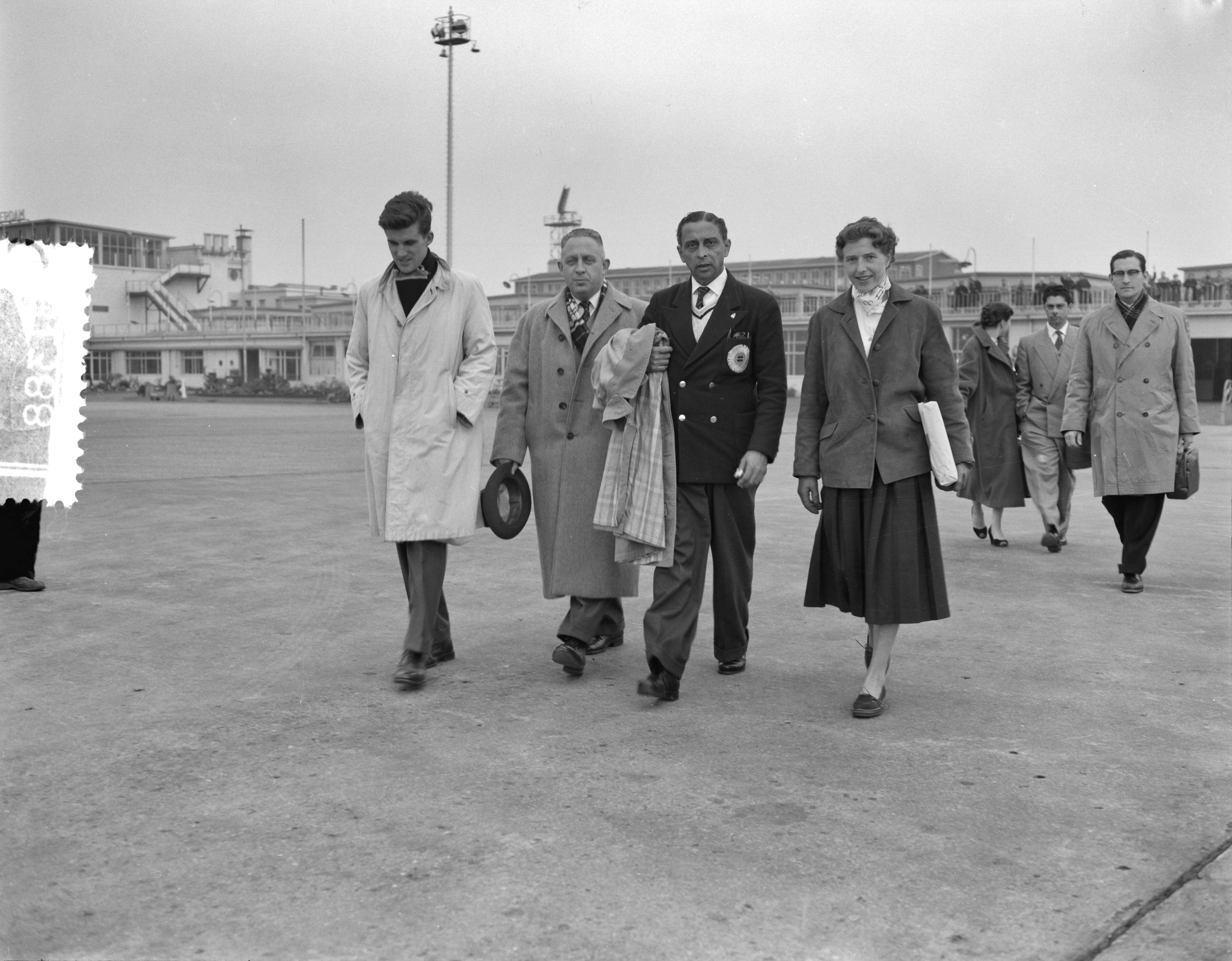 Fotocollectie Anefo — Rex Norris, de Indiase trainer van het Nederlands Olympisch hockeyteam, vertrekt van Schiphol naar Bombay — Foto: Rossem, Wim van / Anefo. Licentie: Set B: Rechtenvrij / Publiek Domein. Bron: Nationaal Archief. http://hdl.handle.net/10648/a9529d86-d0b4-102d-bcf8-003048976d84