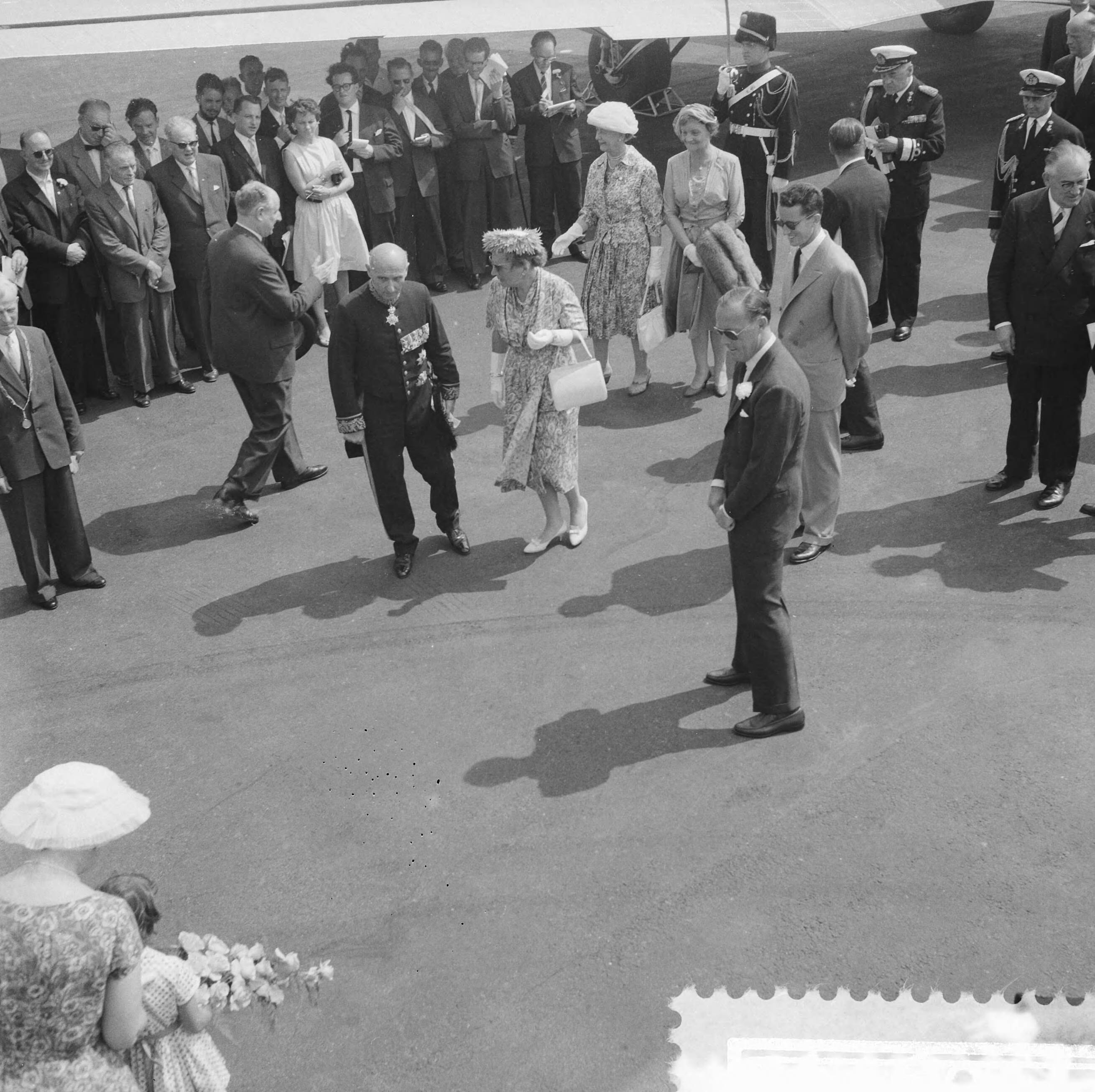 Staatsbezoek koning Boudewijn 1959 — Vierde dag van het bezoek van koning Boudewijn. Bezoek aan Maastricht en omgeving — Foto: Noske, J.D. / Anefo. Licentie: Set B: Rechtenvrij / Publiek Domein. Bron: Nationaal Archief. http://hdl.handle.net/10648/a998bece-d0b4-102d-bcf8-003048976d84
