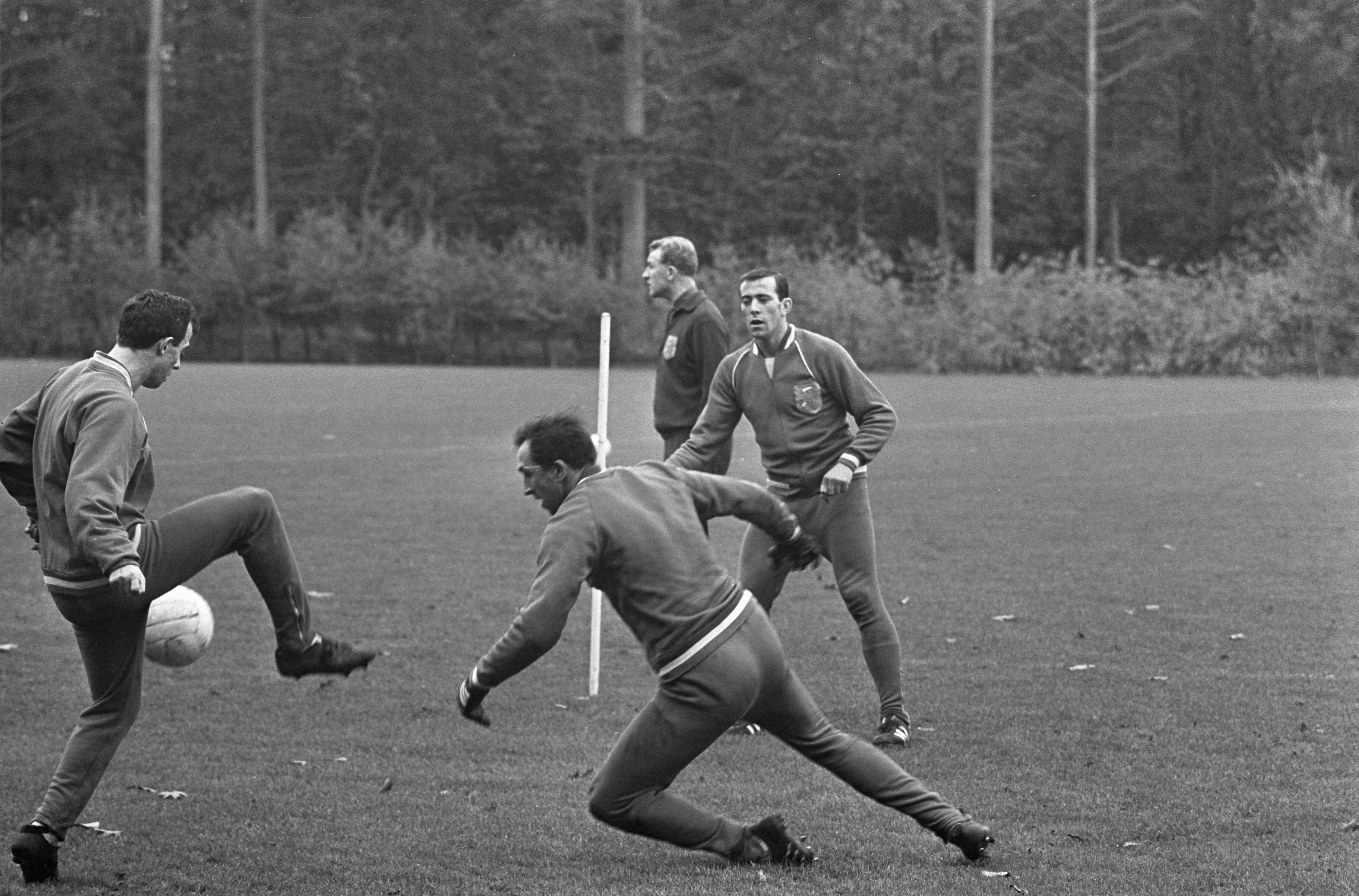 Training van het Nederlands voetbalelftal en het jeugdelftal op het KNVB Sportcentrum te Zeist — Spelers tijdens training — Foto: Fotograaf Onbekend / Anefo. Licentie: Set B: Rechtenvrij / Publiek Domein. Bron: Nationaal Archief. http://hdl.handle.net/10648/ab02c156-d0b4-102d-bcf8-003048976d84