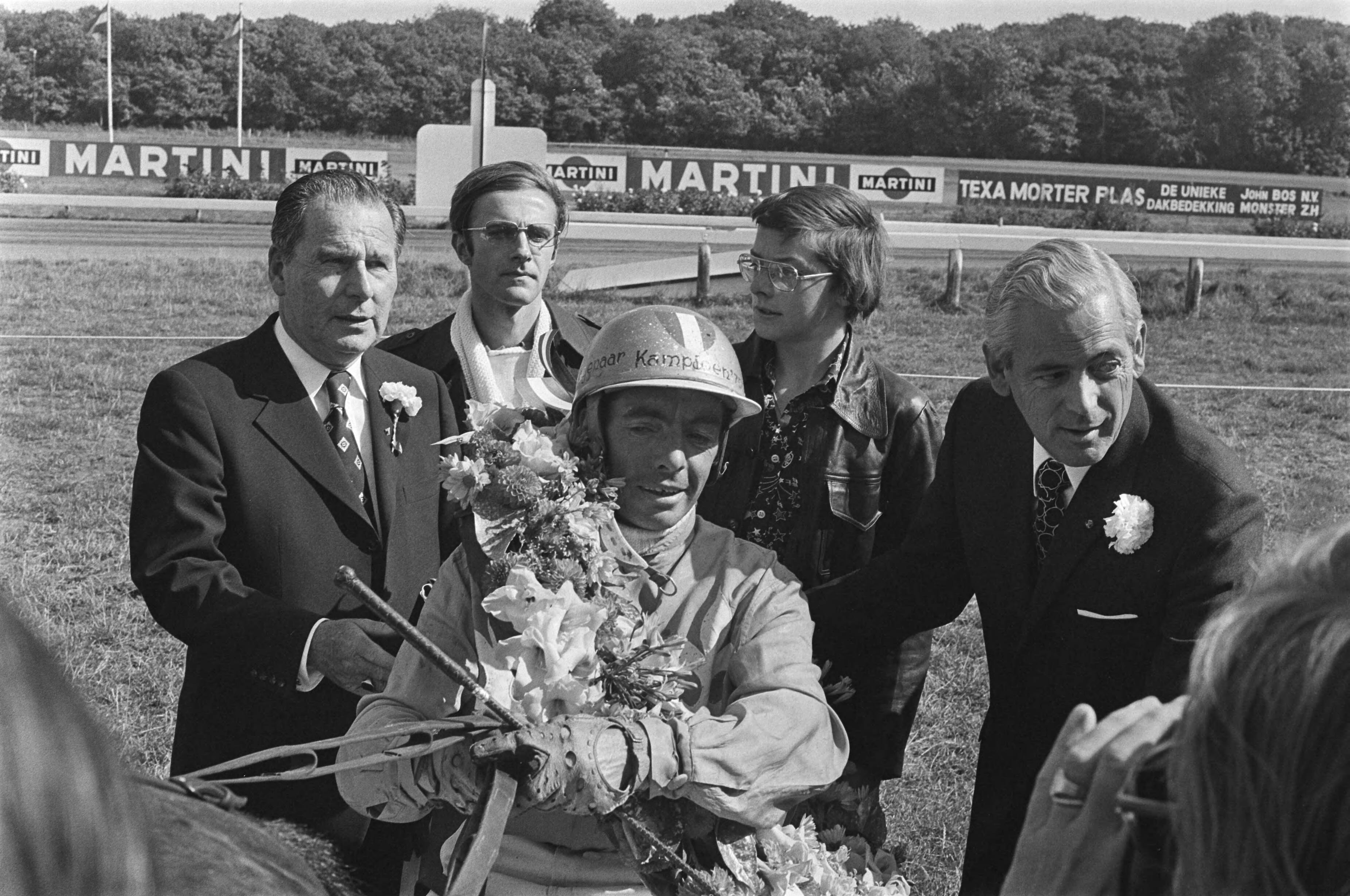 Fotocollectie Anefo — Derby voor driejarigen op Duindigt, Jan Wagenaar in de bloemen — Foto: Verhoeff, Bert / Anefo. Licentie: Set B: Rechtenvrij / Publiek Domein. Bron: Nationaal Archief. http://hdl.handle.net/10648/ac890ac6-d0b4-102d-bcf8-003048976d84