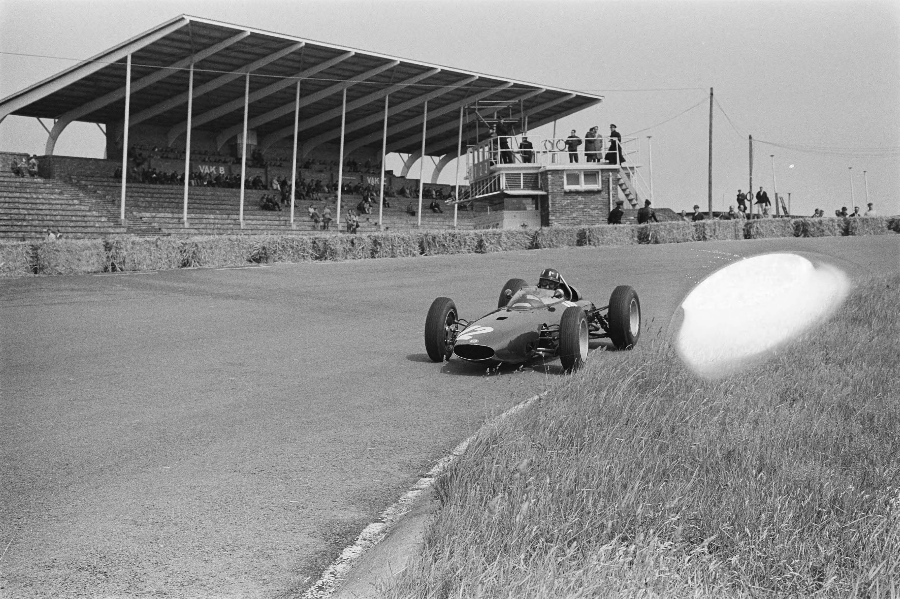 Fotocollectie Anefo — Training voor Grand Prix te Zandvoort begonnen. Graham Hill (12. BRM) in de Hugenhotzbocht — Foto: Pot, Harry / Anefo. Licentie: Set B: Rechtenvrij / Publiek Domein. Bron: Nationaal Archief. http://hdl.handle.net/10648/aa3bbe1c-d0b4-102d-bcf8-003048976d84
