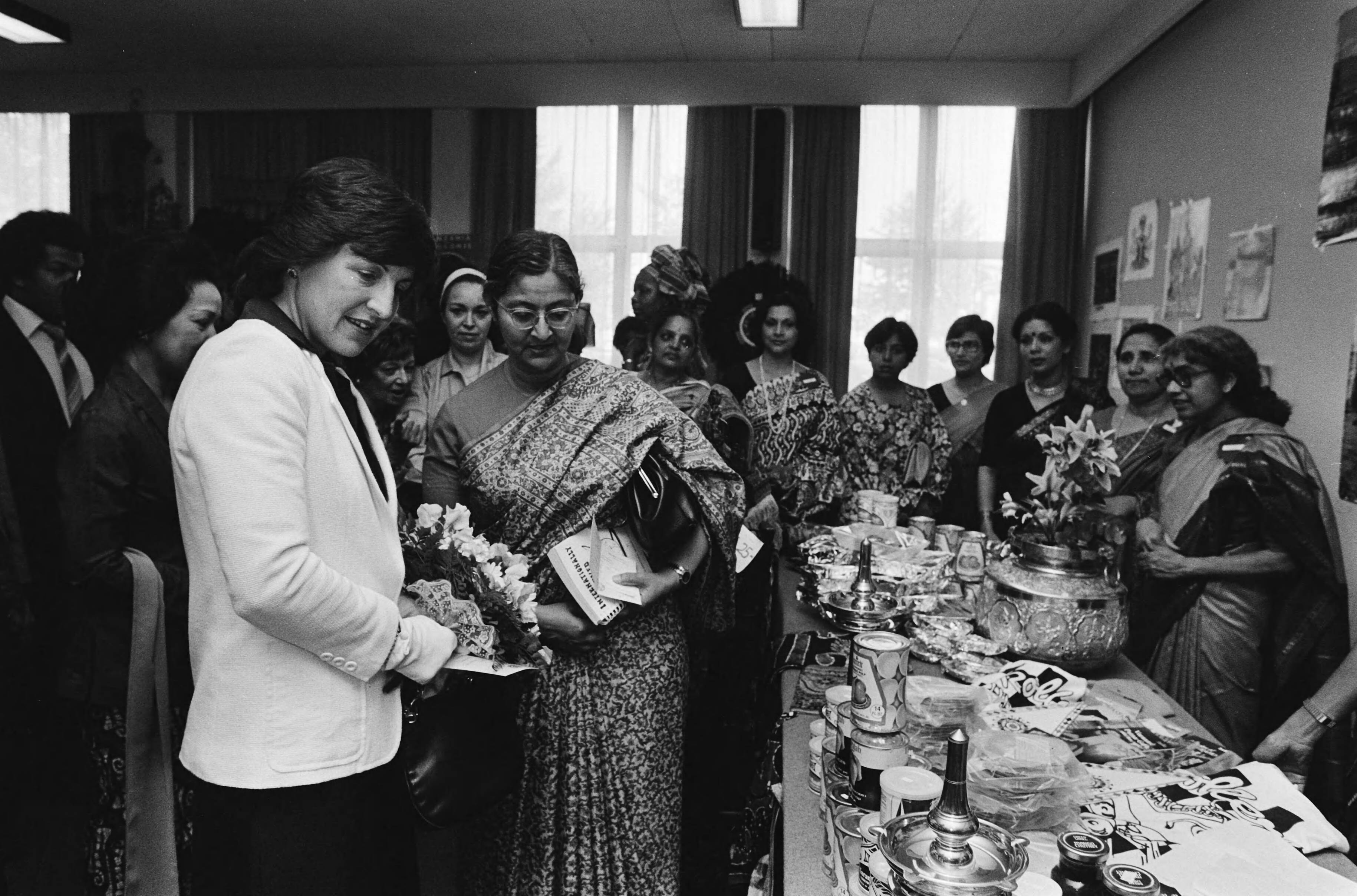 Fotocollectie Anefo — Prinses Margriet opent Bazaar 1980 van International Womens Contact in Den Haag Prinses Margriet temidden van internationaal gezelschap — Foto: Dijk, Hans van / Anefo. Licentie: Set B: Rechtenvrij / Publiek Domein. Bron: Nationaal Archief. http://hdl.handle.net/10648/ace0f7e0-d0b4-102d-bcf8-003048976d84