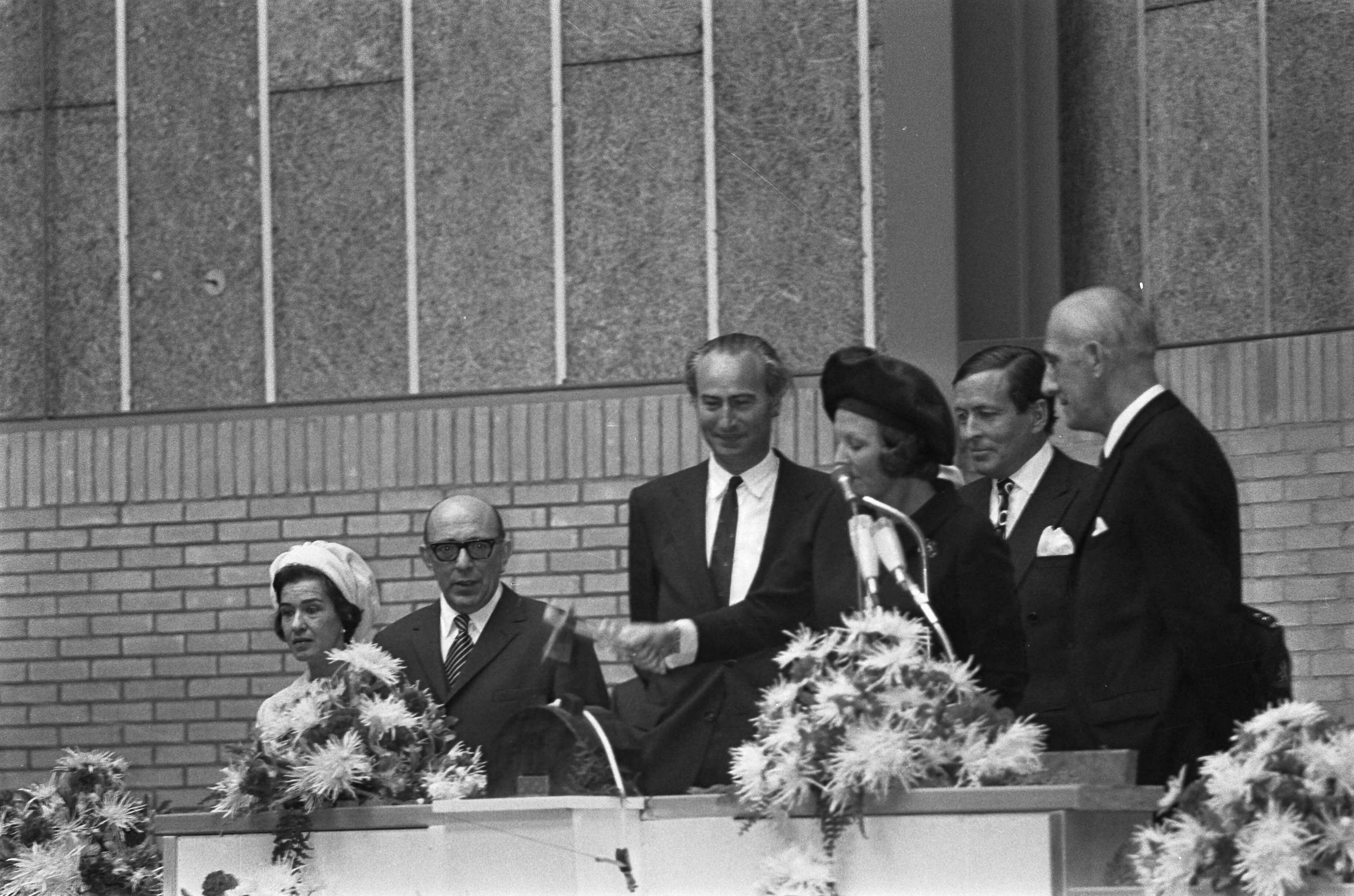 Fotocollectie Anefo — Prinses Beatrix en prins Claus bij de doop van geleide-wapen fregat "Tromp" te Vlissingen — Foto: Peters, Hans / Anefo. Licentie: Set B: Rechtenvrij / Publiek Domein. Bron: Nationaal Archief. http://hdl.handle.net/10648/ac2e06f8-d0b4-102d-bcf8-003048976d84