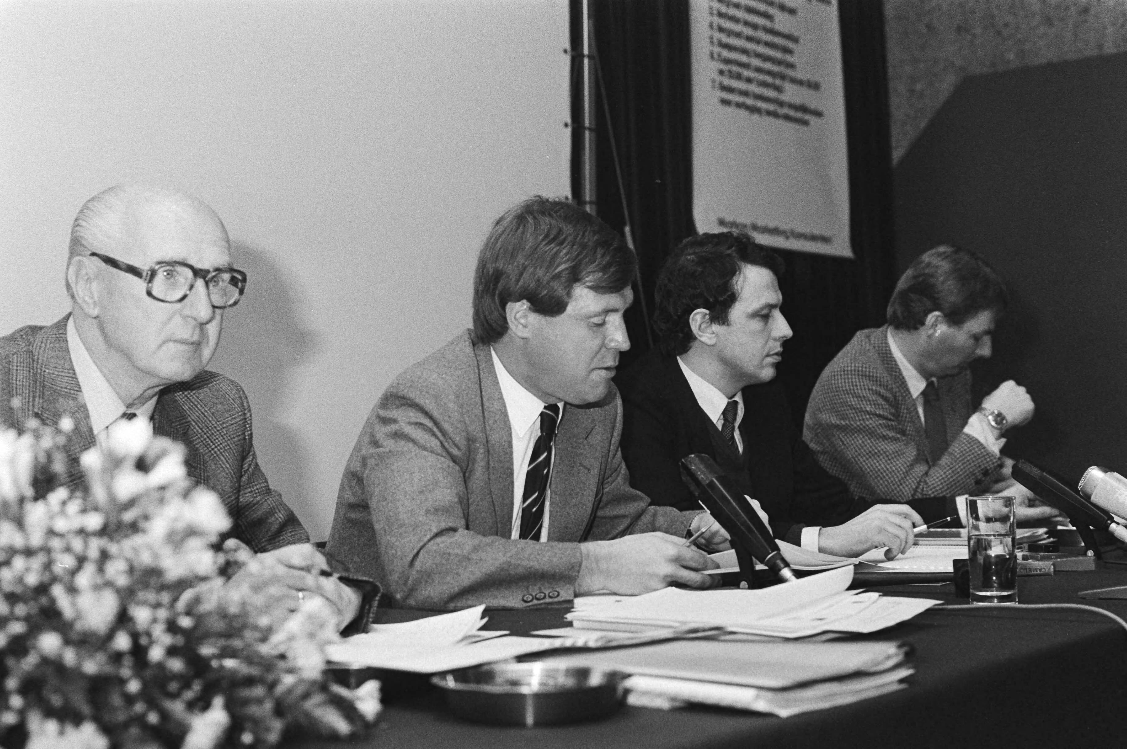 Fotocollectie Anefo — Marketingdag in Zeist door de sectie Betaald Voetbal van de KNVB met v.l.n.r. Herman Choufoer, voorzitter Eric Vilé en Dhr. Verdonk van marketingbureau Marco — Foto: Croes, Rob C. / Anefo. Licentie: Set B: Rechtenvrij / Publiek Domein. Bron: Nationaal Archief. http://hdl.handle.net/10648/acf2b0f2-d0b4-102d-bcf8-003048976d84