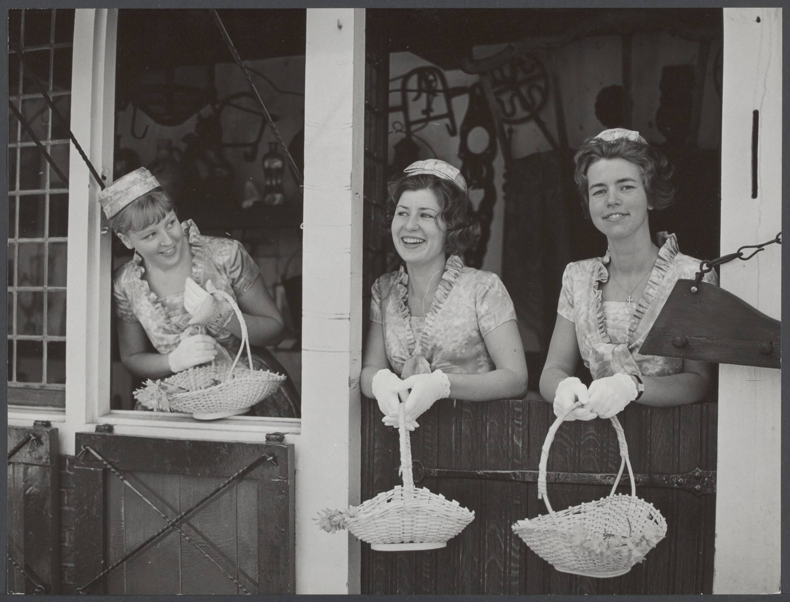 Bloemenmeisjes III — Geen Bijschrift [Drie Haarlemse Bloemenmeisjes poseren] — Foto: Houts, Theo van / Spaarnestad. Licentie: Set B: Rechtenvrij / Publiek Domein. Bron: Nationaal Archief. http://hdl.handle.net/10648/ca587937-8415-6776-6125-065507a36696