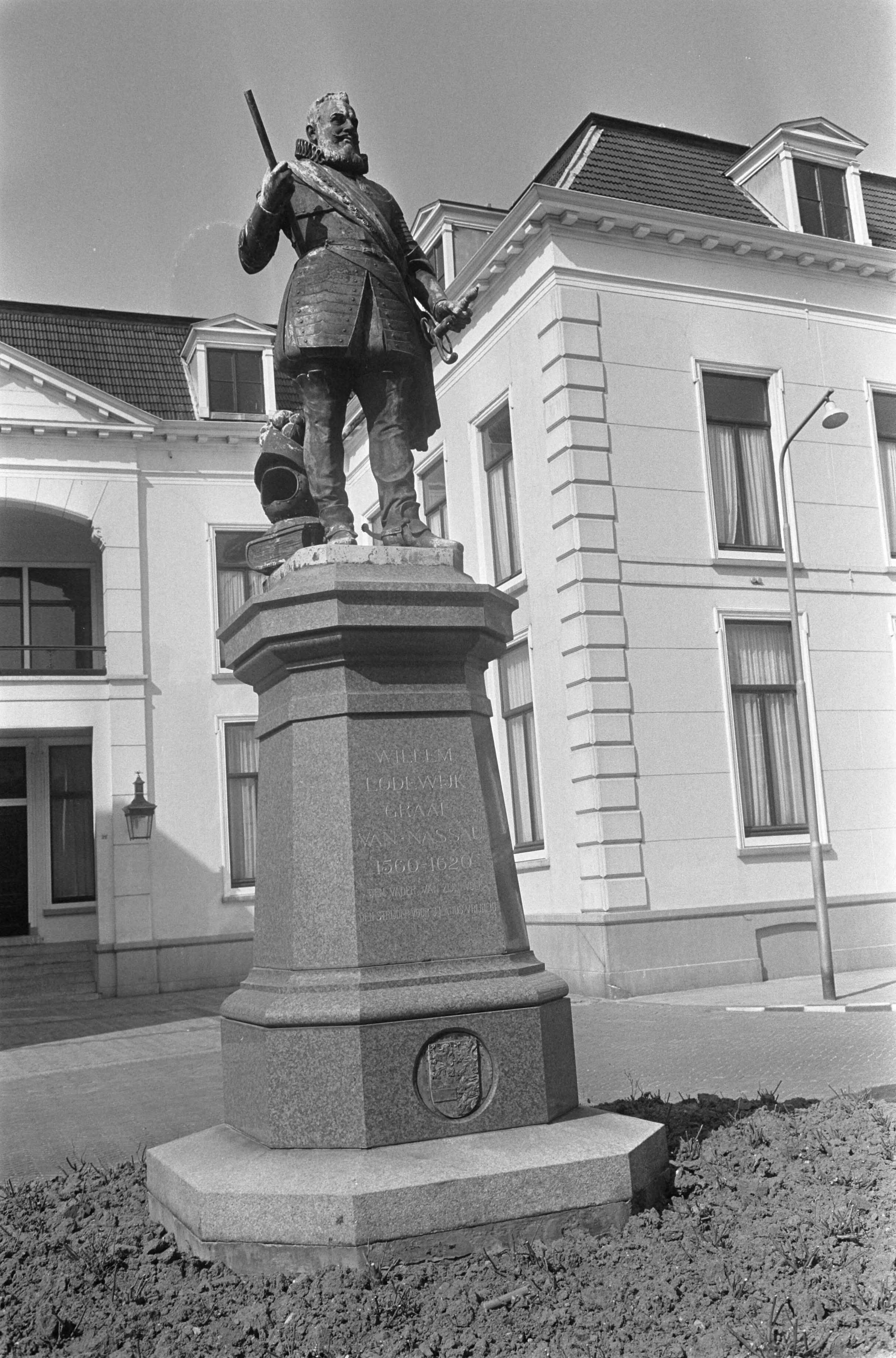 Fotocollectie Anefo — Stadsgezichten Leeuwarden. Standbeeld van de Friese stadhouder Willem Lodewijk van Nassau op het Hofplein — Foto: Koch, Eric / Anefo. Licentie: Set B: Rechtenvrij / Publiek Domein. Bron: Nationaal Archief. http://hdl.handle.net/10648/ab64c7fc-d0b4-102d-bcf8-003048976d84
