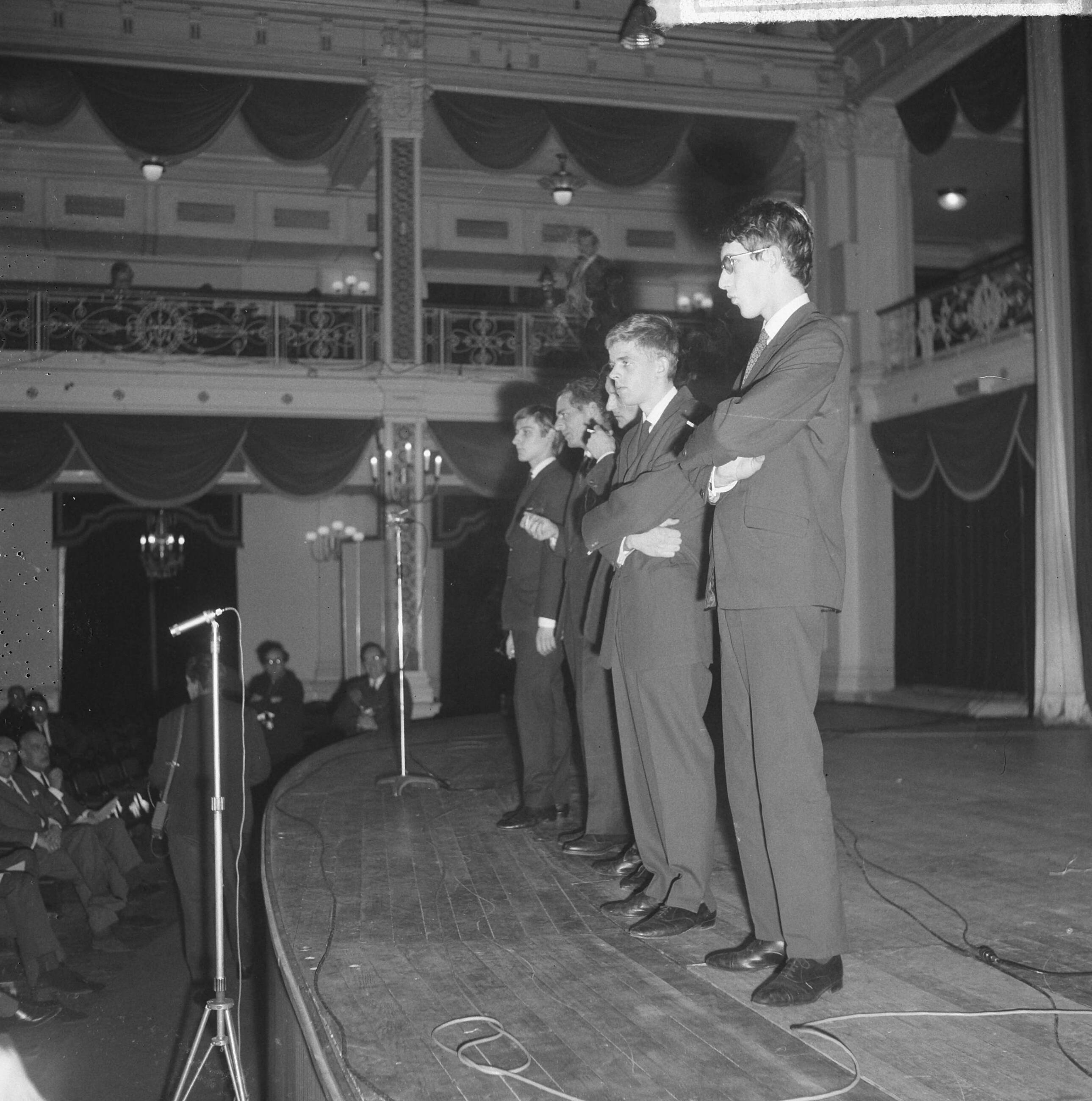 Fotocollectie Anefo — Fluxus-groep gaf Pop-Art-Concert in Kurhaus, vijf leden op het podium tijdens het werkstuk van Wim Schippers "1 niet roken, 2 niet eten, 3 roken, 4 eten" — Foto: Gelderen, Hugo van / Anefo. Licentie: Set B: Rechtenvrij / Publiek Domein. Bron: Nationaal Archief. http://hdl.handle.net/10648/aa82b81c-d0b4-102d-bcf8-003048976d84