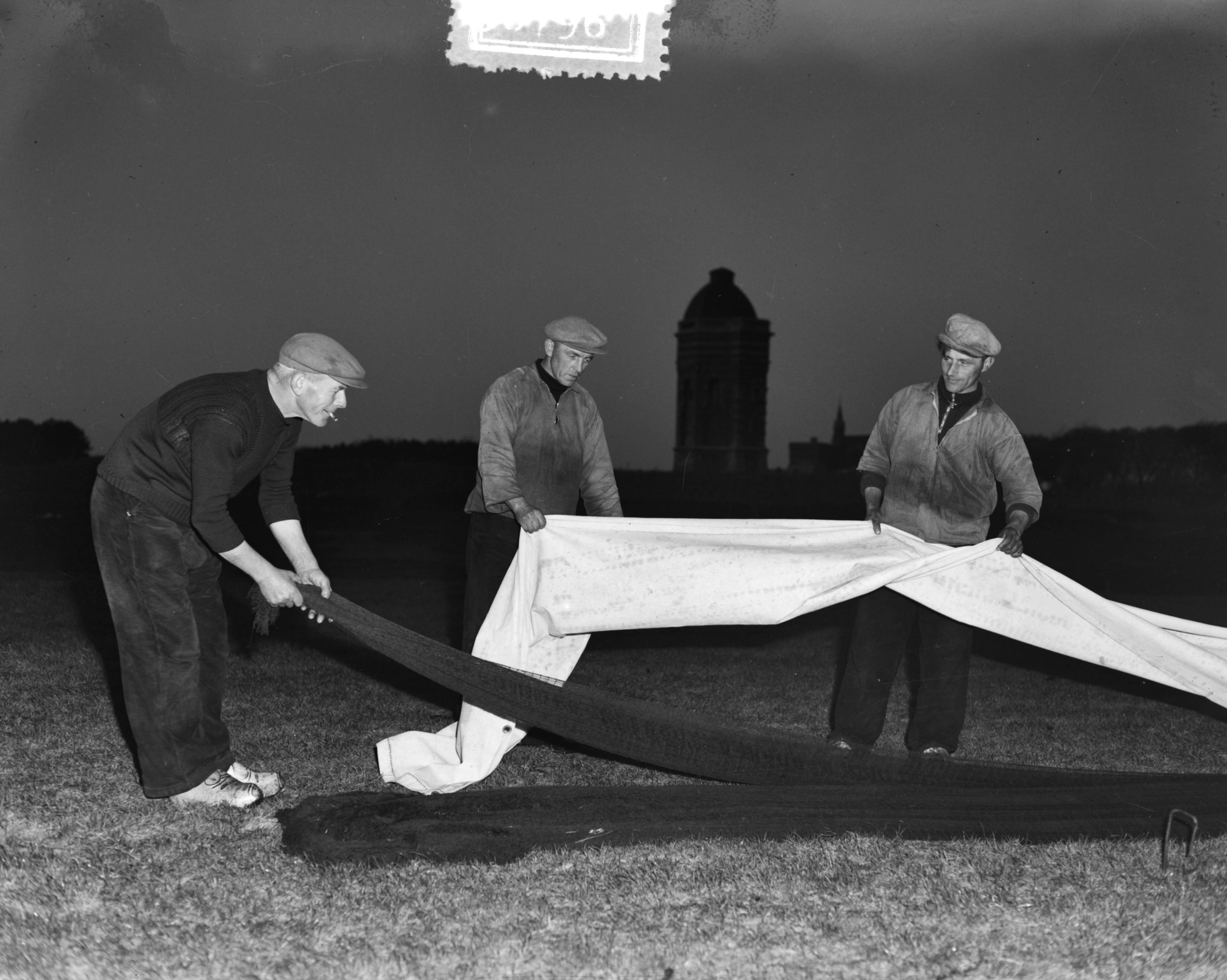 Fotocollectie Anefo — Nettenbanen van haringvangst bij avond te Scheveningen — Foto: Duinen, G.W. van / Anefo. Licentie: Set B: Rechtenvrij / Publiek Domein. Bron: Nationaal Archief. http://hdl.handle.net/10648/a90aba48-d0b4-102d-bcf8-003048976d84