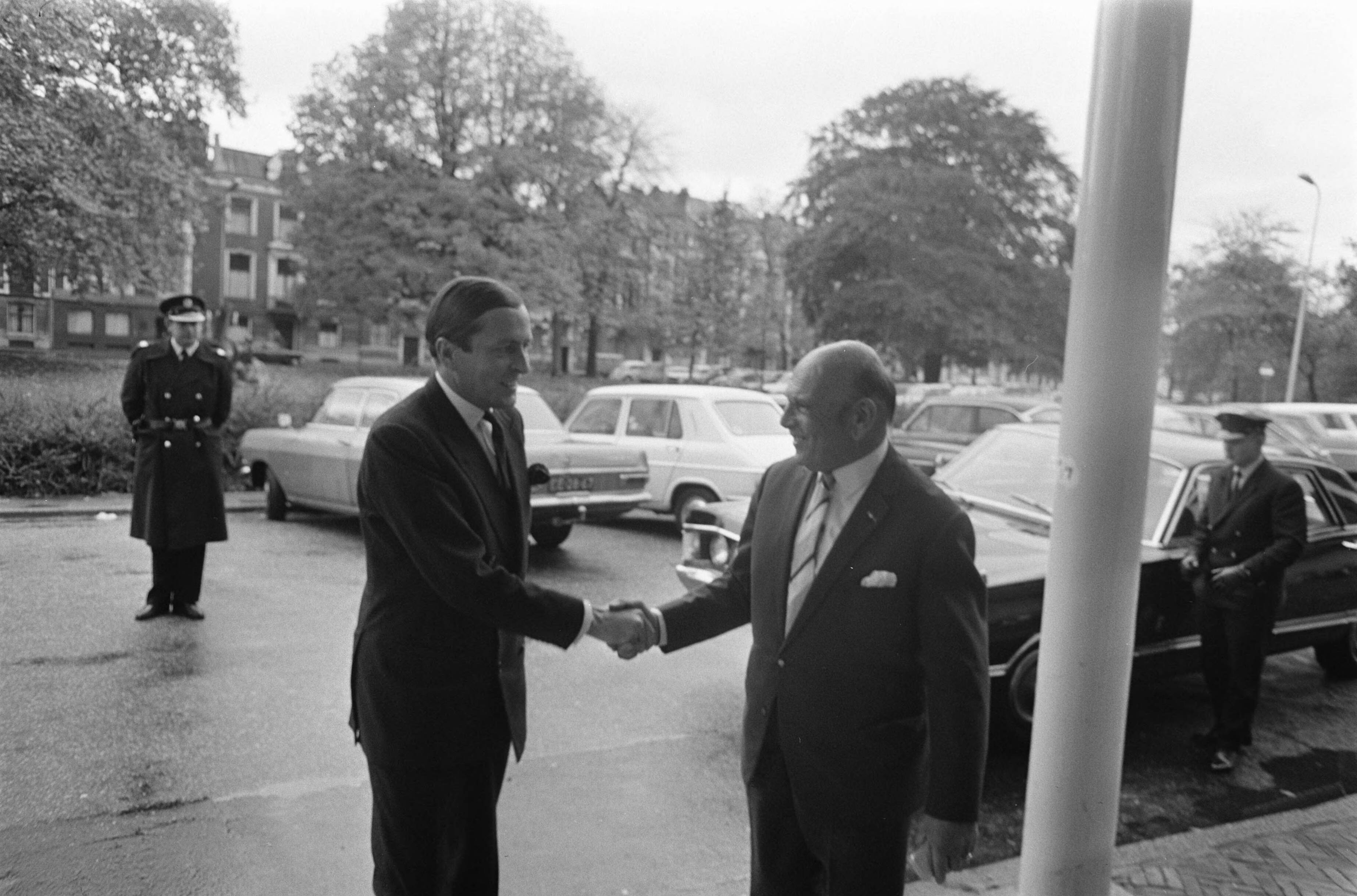 Fotocollectie Anefo — Prins Claus woont plenaire vergadering contact-commissie voor Natuur- en Landschapsbescherming bij te Utrecht. Dr. S. L. Mansholt, J. D. Backer — Foto: Evers, Joost / Anefo. Licentie: Set B: Rechtenvrij / Publiek Domein. Bron: Nationaal Archief. http://hdl.handle.net/10648/ab80c614-d0b4-102d-bcf8-003048976d84