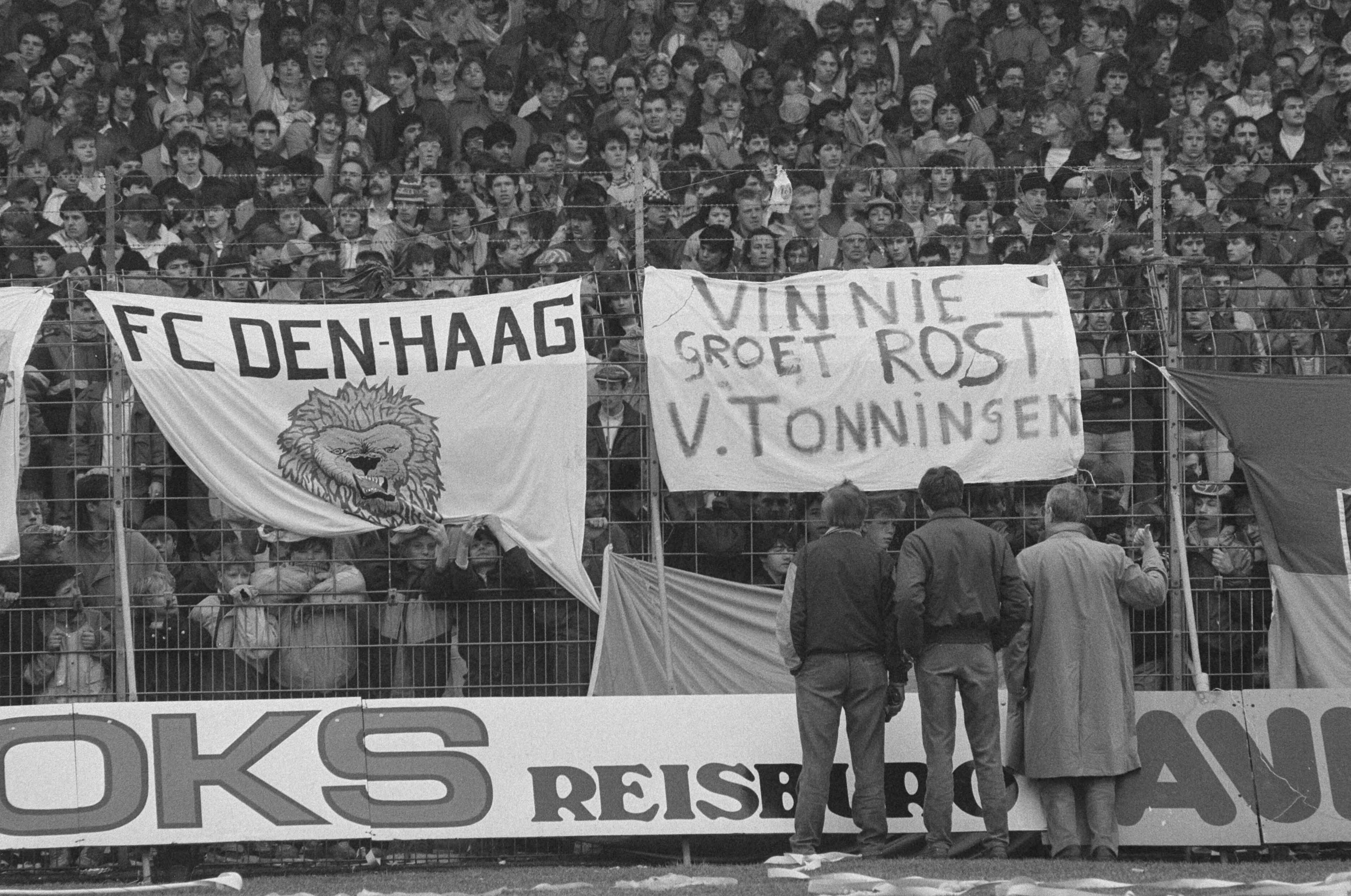 Fotocollectie Anefo — Supportersrellen tijdens Den Haag tegen Ajax in Den Haag ; spandoek van Den Haag supporters: Vinnie groet Rost van Tonningen — Foto: Molendijk, Bart / Anefo. Licentie: Set B: Rechtenvrij / Publiek Domein. Bron: Nationaal Archief. http://hdl.handle.net/10648/ad5d6168-d0b4-102d-bcf8-003048976d84