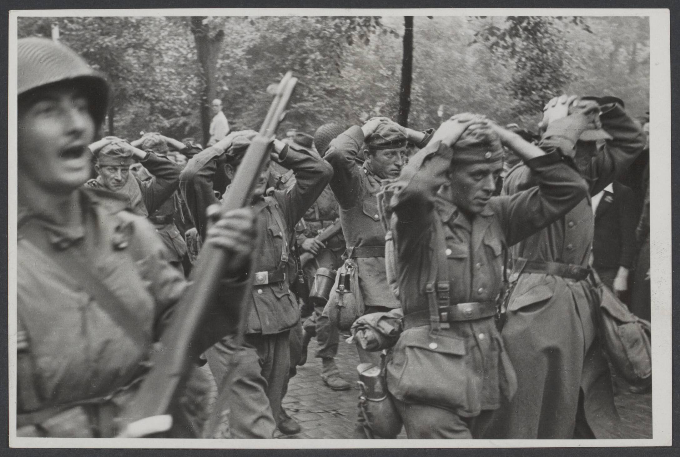 Bevrijding Nederland 1944 [bevat ook foto's uit 1945] — Bevrijding Maastricht 14 september 1944. De in de stad aanwezige Duitsers werden door de Amerikanen gevangen genomen — Foto: Onbekend / Publiek Domein of Rechtenvrij. Licentie: Set B: Rechtenvrij / Publiek Domein. Bron: Nationaal Archief. http://hdl.handle.net/10648/6cd92aed-ed61-58a0-a0f9-2a11bc29f2cd