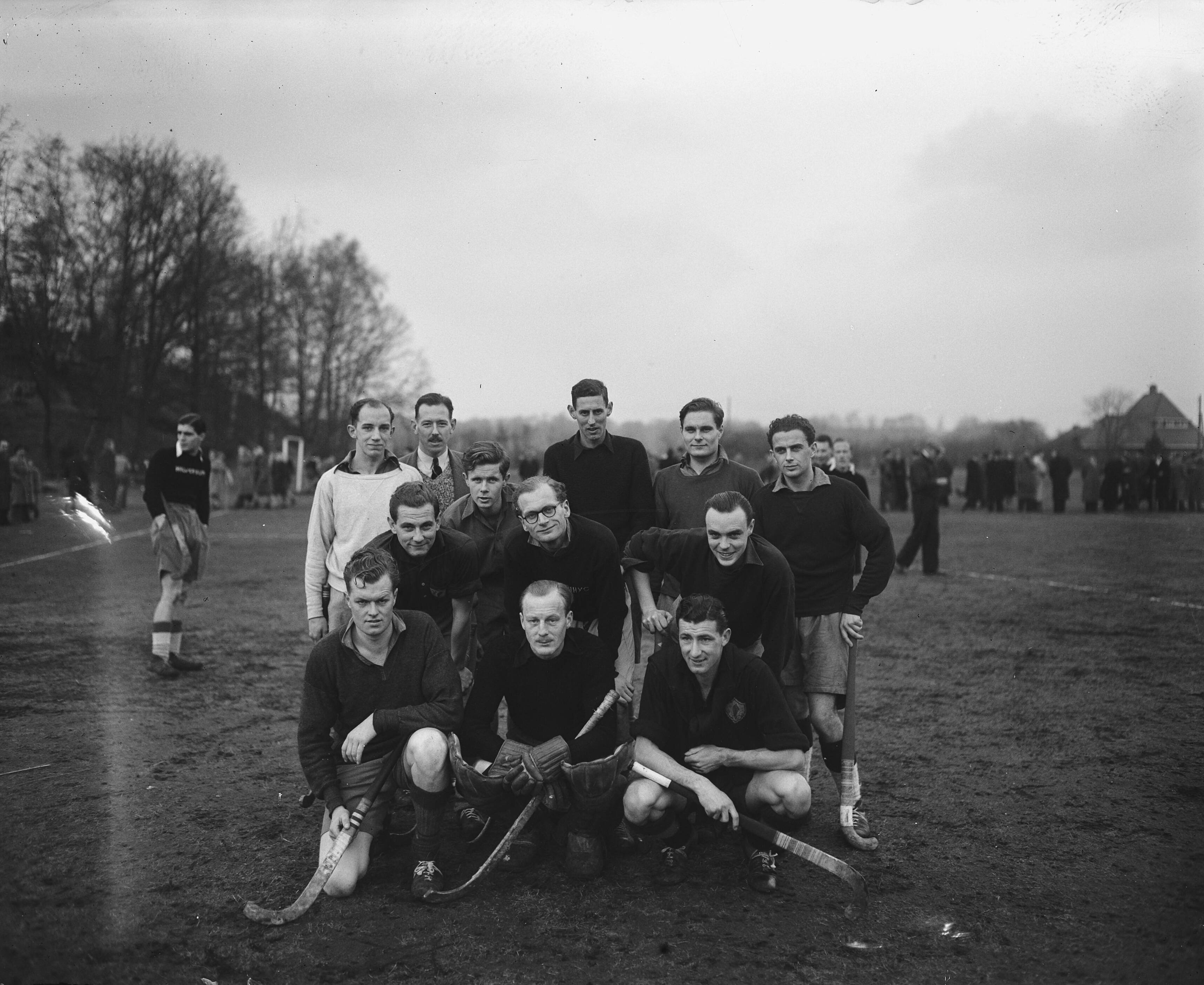Fotocollectie Anefo — Hockey. Hilversum tegen HHYC 2-5. Elftal HHYC — Foto: Snikkers, Anton / Anefo. Licentie: Set B: Rechtenvrij / Publiek Domein. Bron: Nationaal Archief. http://hdl.handle.net/10648/a8b1f606-d0b4-102d-bcf8-003048976d84