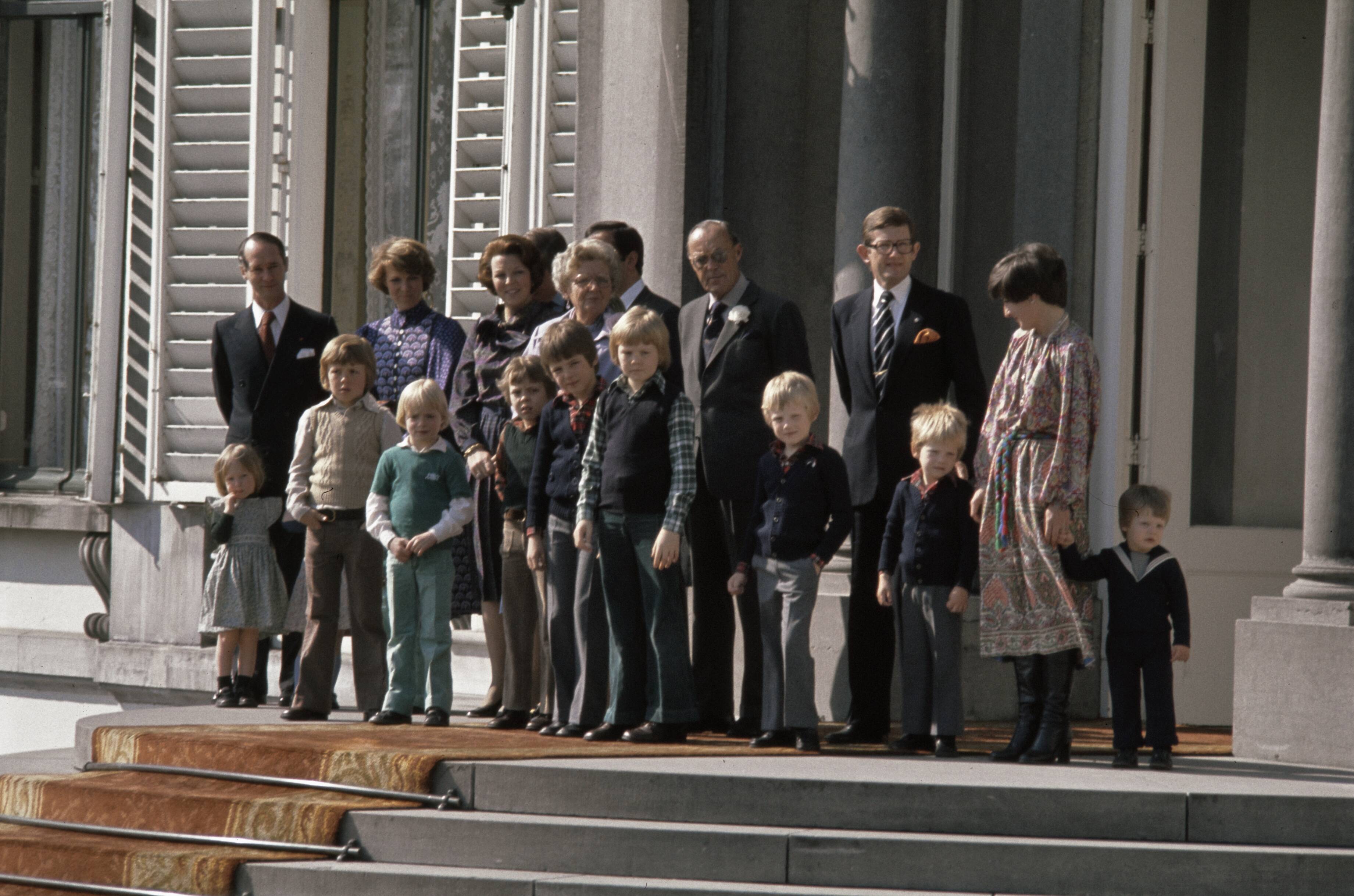 Koninginnedag 1977 — Koninginnedag 1977, defile Soestdijk; Koninklijke Familie op bordes — Foto: Peters, Hans / Anefo. Licentie: Set B: Rechtenvrij / Publiek Domein. Bron: Nationaal Archief. http://hdl.handle.net/10648/ad94437c-d0b4-102d-bcf8-003048976d84