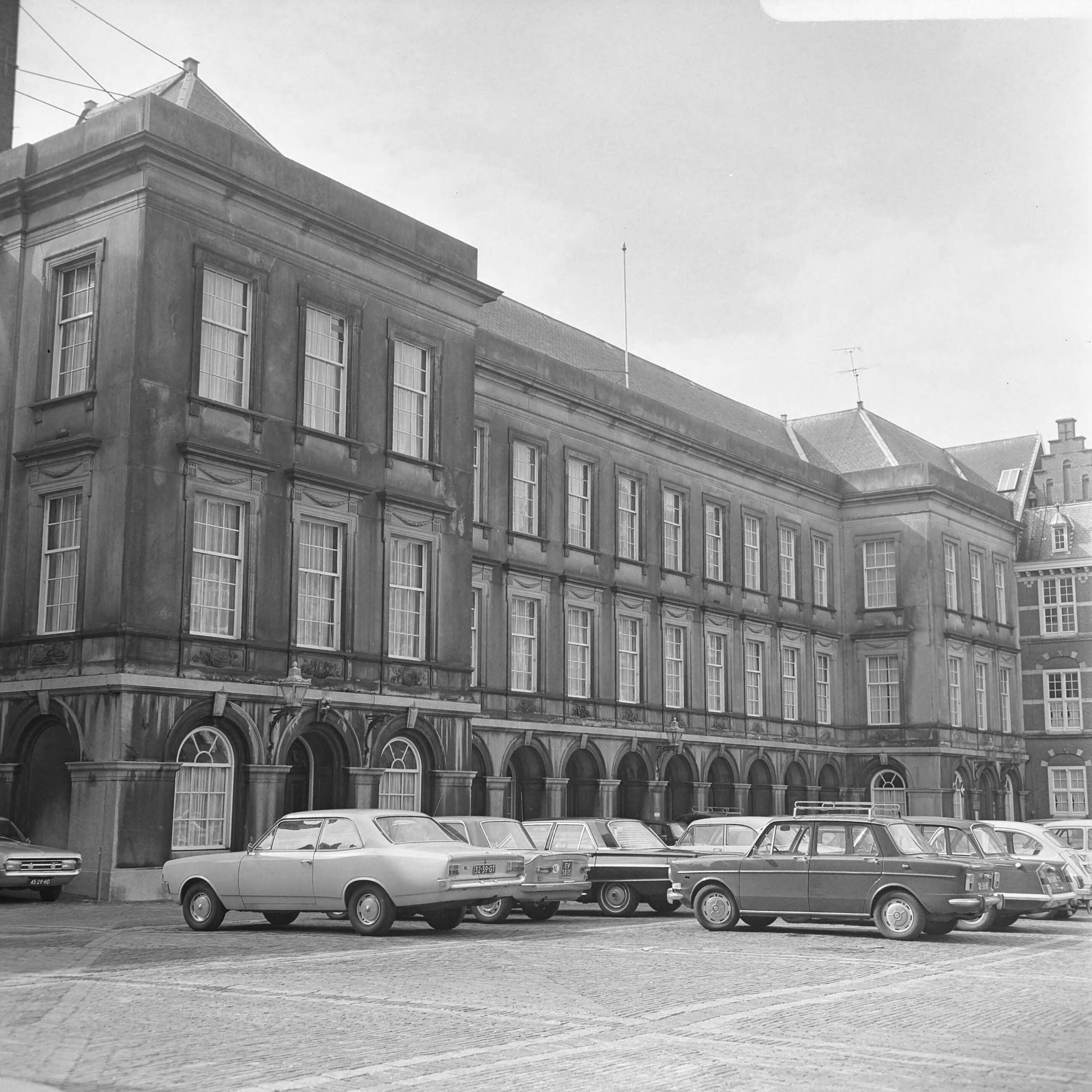 Fotocollectie Anefo — Overzicht Binnenhof Den Haag , ext.: Gebouw II Kamer — Foto: Evers, Joost / Anefo. Licentie: Set B: Rechtenvrij / Publiek Domein. Bron: Nationaal Archief. http://hdl.handle.net/10648/ab77bf74-d0b4-102d-bcf8-003048976d84