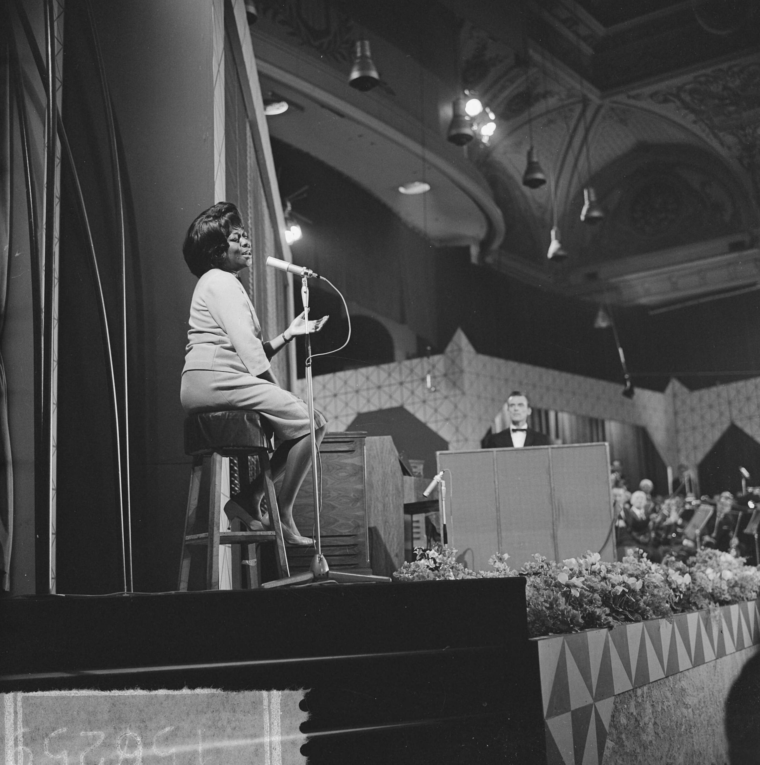 Grand Gala du Disque 1963 — Grand Gala du Disque Populair in het Kurhaus te Scheveningen. Sarah Vaughan — Foto: Koch, Eric / Anefo. Licentie: Set B: Rechtenvrij / Publiek Domein. Bron: Nationaal Archief. http://hdl.handle.net/10648/aa496c7e-d0b4-102d-bcf8-003048976d84
