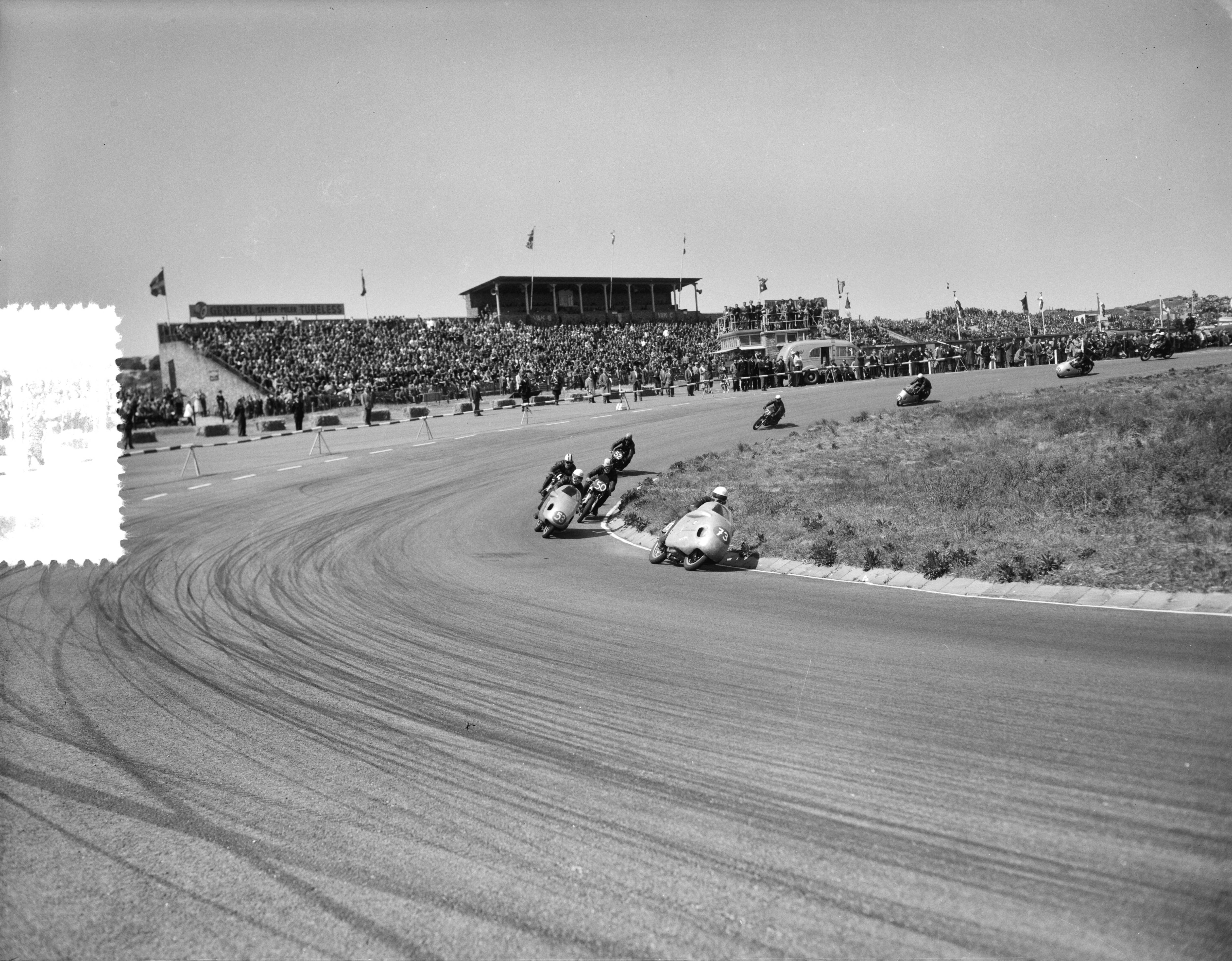 Fotocollectie Anefo — Zijspanrace op het circuit van Zandvoort — Foto: Bilsen, Joop van / Anefo. Licentie: Set B: Rechtenvrij / Publiek Domein. Bron: Nationaal Archief. http://hdl.handle.net/10648/a9489fb6-d0b4-102d-bcf8-003048976d84