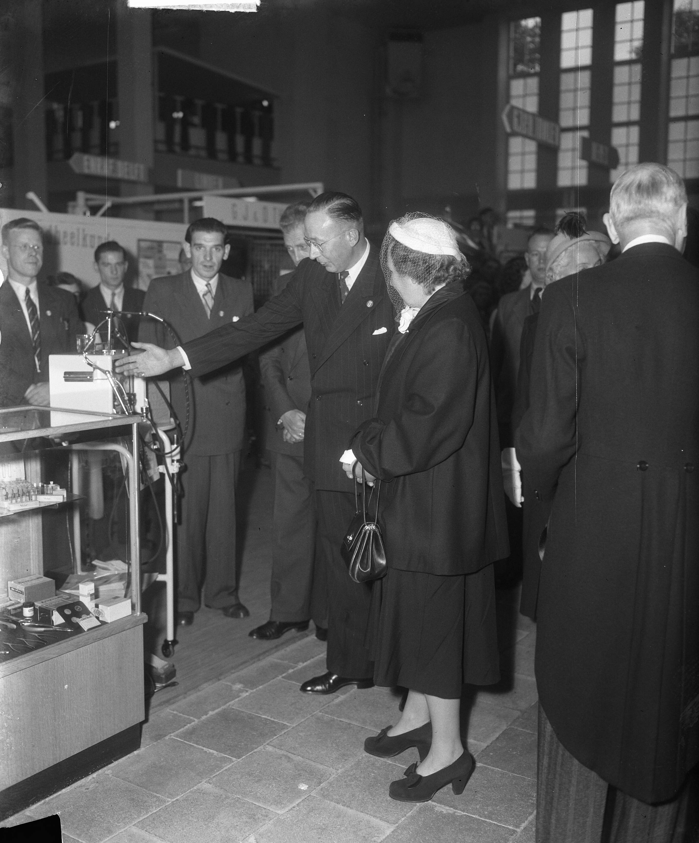Bezoek van koningin Juliana aan de Jaarbeurs te Utrecht (1950) — Bezoek koningin Juliana aan Jaarbeurs — Foto: Winterbergen, Rolf / Anefo. Licentie: Set B: Rechtenvrij / Publiek Domein. Bron: Nationaal Archief. http://hdl.handle.net/10648/a8dee238-d0b4-102d-bcf8-003048976d84