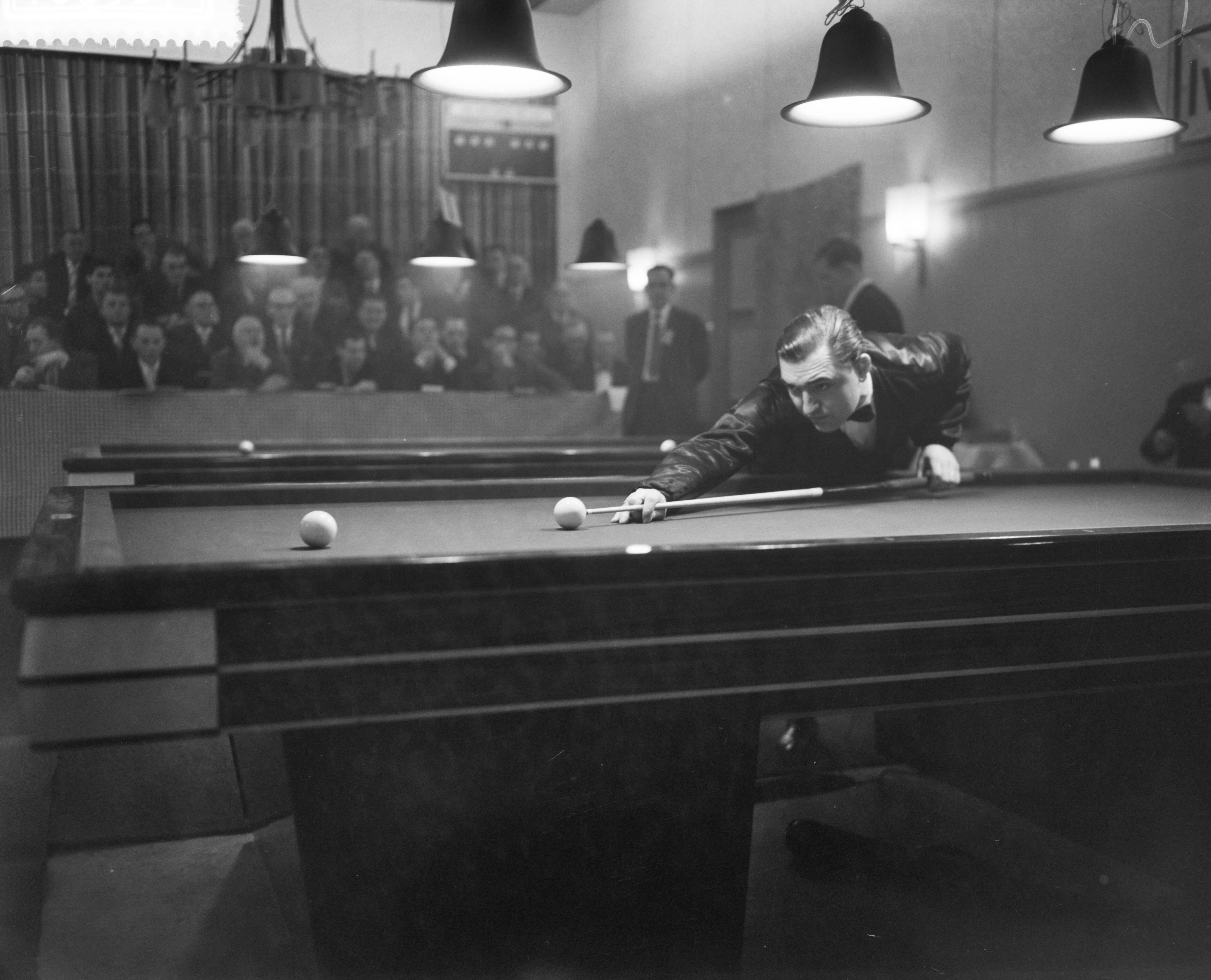 Fotocollectie Anefo — Biljarten, kampioenschap ereklasse driebanden, Cees van Oosterhout uit Breda — Foto: Behrens, Herbert F. / Anefo. Licentie: Set B: Rechtenvrij / Publiek Domein. Bron: Nationaal Archief. http://hdl.handle.net/10648/a98dcc1c-d0b4-102d-bcf8-003048976d84