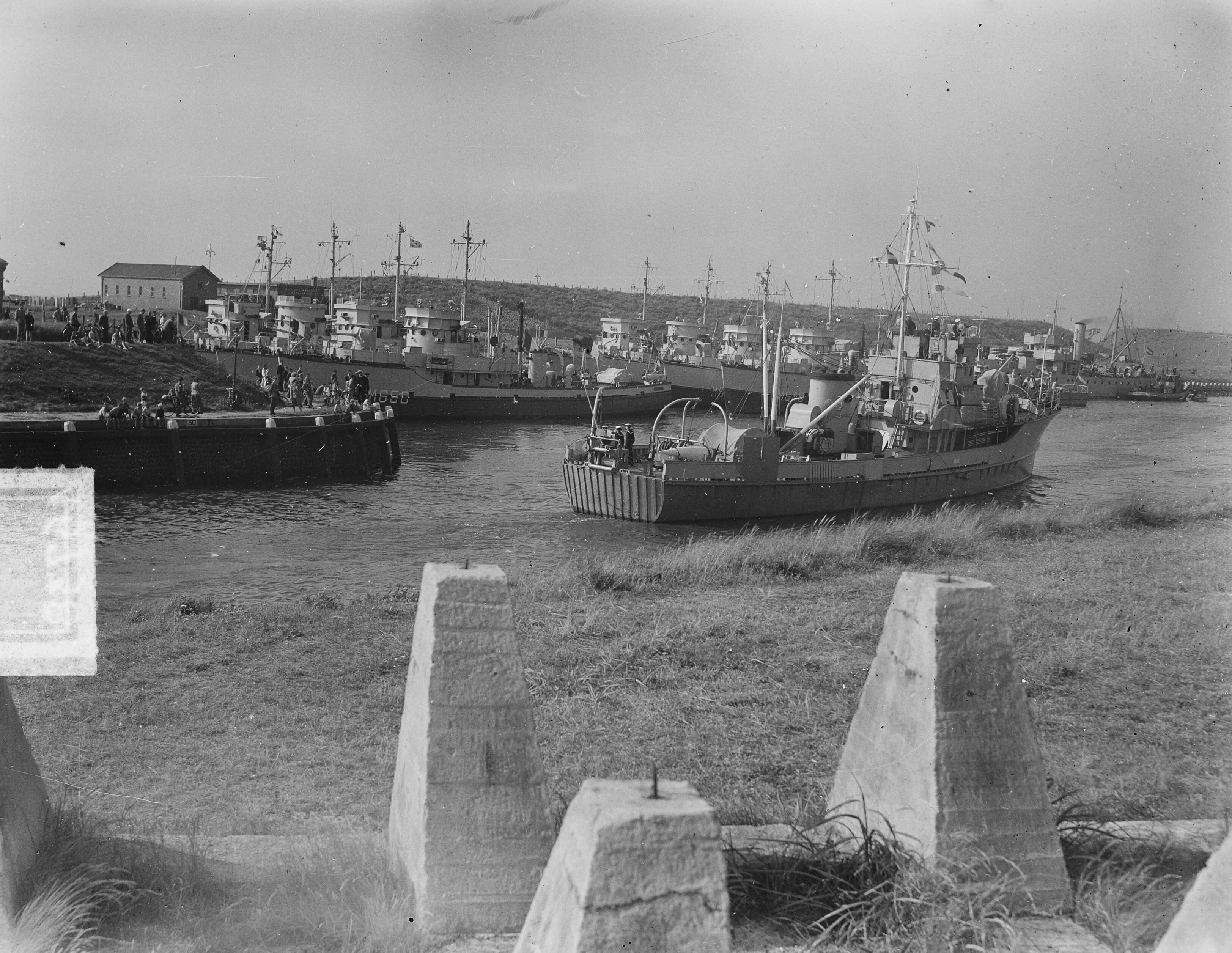 Vlootoefening "Factotum". Vlootschouw mijnenvegers voor Scheveningen — Vlootoefening "Factotum". Vlootschouw mijnenvegers voor Scheveningen. In de Scheveningse haven — Foto: Duinen, H. van / Anefo. Licentie: Set B: Rechtenvrij / Publiek Domein. Bron: Nationaal Archief. http://hdl.handle.net/10648/a8ecc5a6-d0b4-102d-bcf8-003048976d84