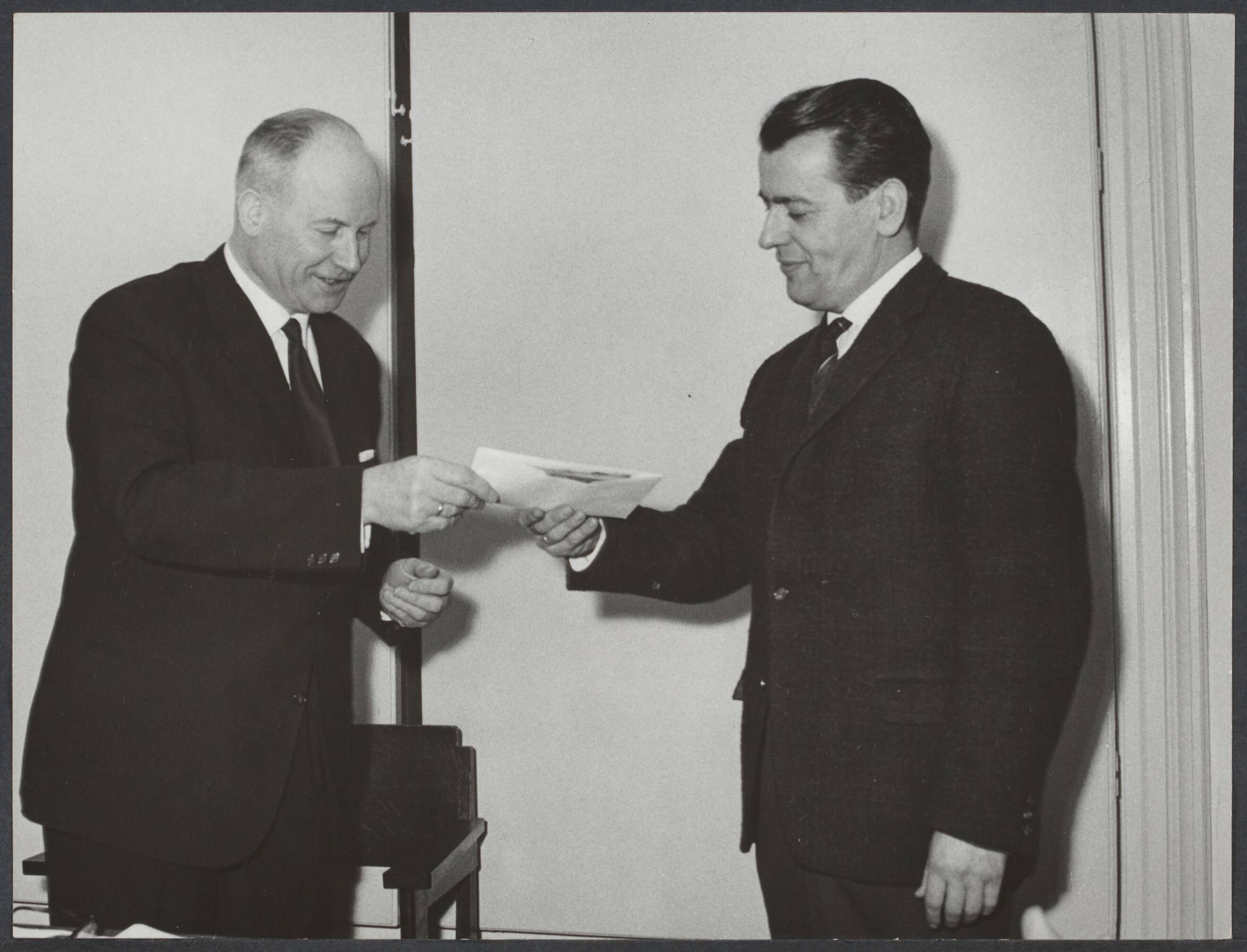 Spaarnestad, ideeënbus - Nederland — Ideeënbus. Van Geldorp — Foto: Vermeer, J.M. / Spaarnestad Photo (05887). Licentie: Set B: Rechtenvrij / Publiek Domein. Bron: Nationaal Archief. http://hdl.handle.net/10648/abafc360-305a-f352-e21f-ae28682ca9ca