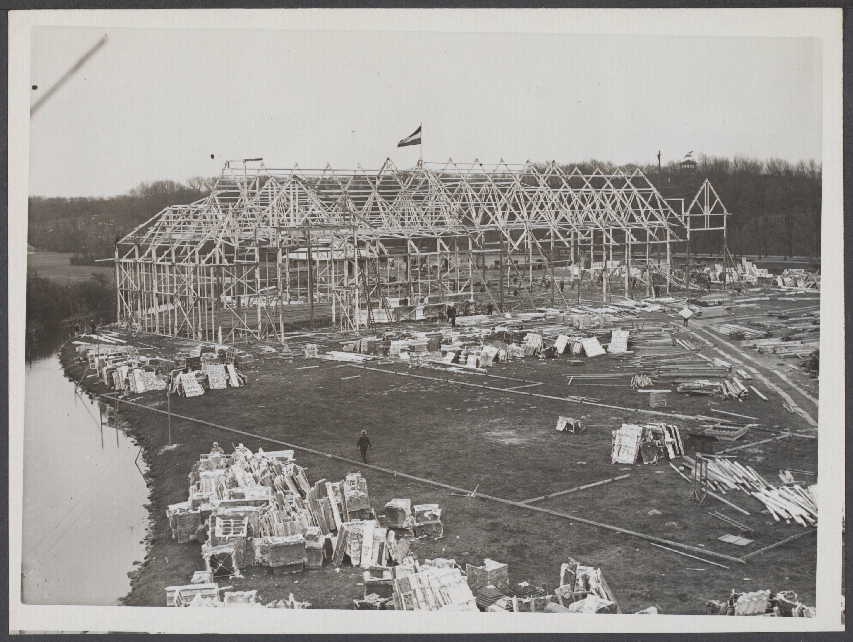 Koloniale tentoonstellingen, Den Haag 1932 - Nederland — De opbouw van de Koloniale Tentoonstelling uit Parijs in het Westbroekpark. Een overzicht van de werkzaamheden. Het hoofdgebouw in wording — Foto: N.V. Polygoon. Licentie: Set B: Rechtenvrij / Publiek Domein. Bron: Nationaal Archief. http://hdl.handle.net/10648/ffa47c6a-6936-f95e-29fb-a2e1280f251e
