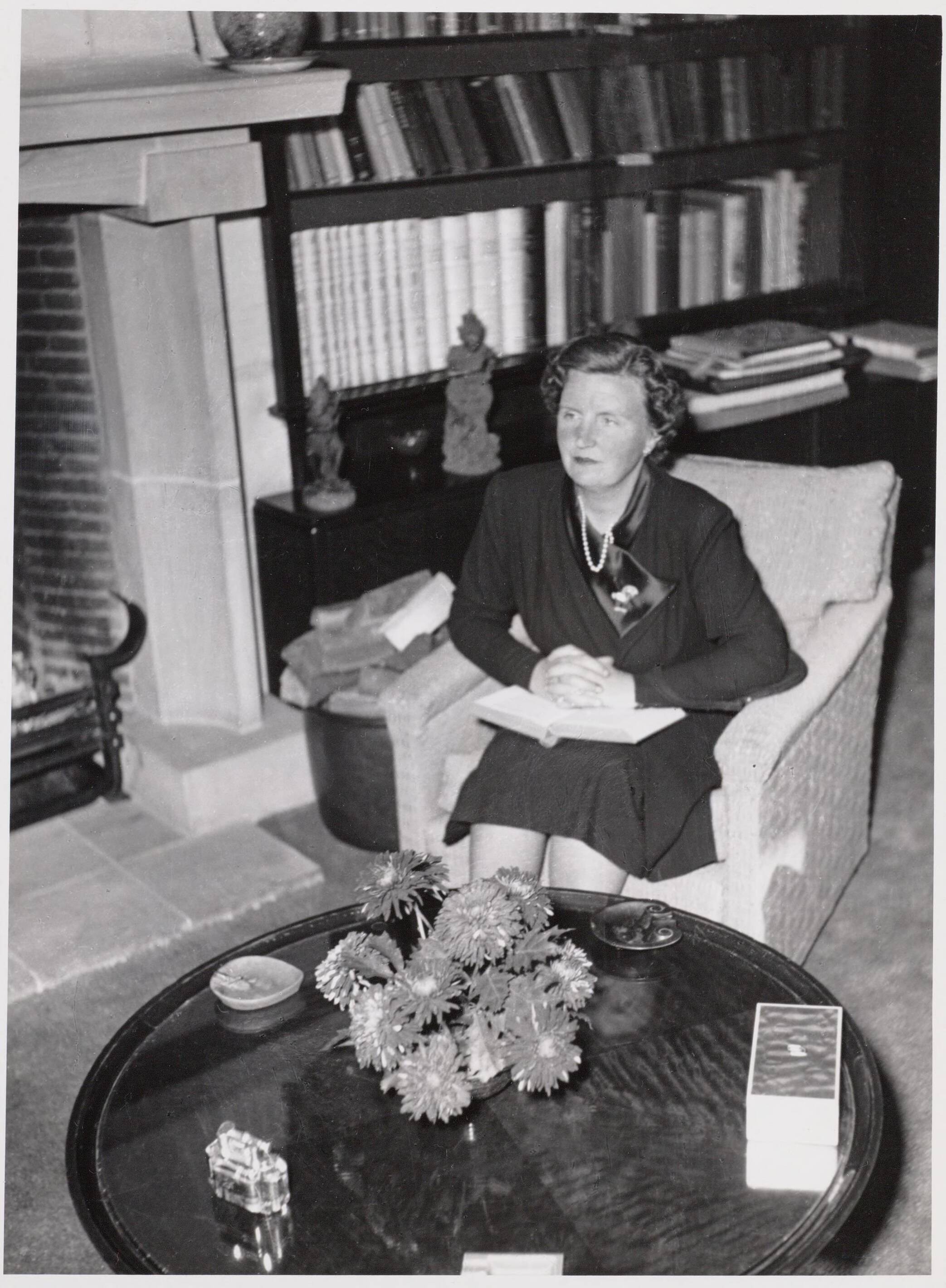Fotocollectie RVD / Koninklijk Huis — Koningin Juliana in de bibliotheek van Paleis Soestdijk — Foto: Woldringh, Meinard / RVD. Licentie: Set B: Rechtenvrij / Publiek Domein. Bron: Nationaal Archief. http://hdl.handle.net/10648/afac5c8a-d0b4-102d-bcf8-003048976d84