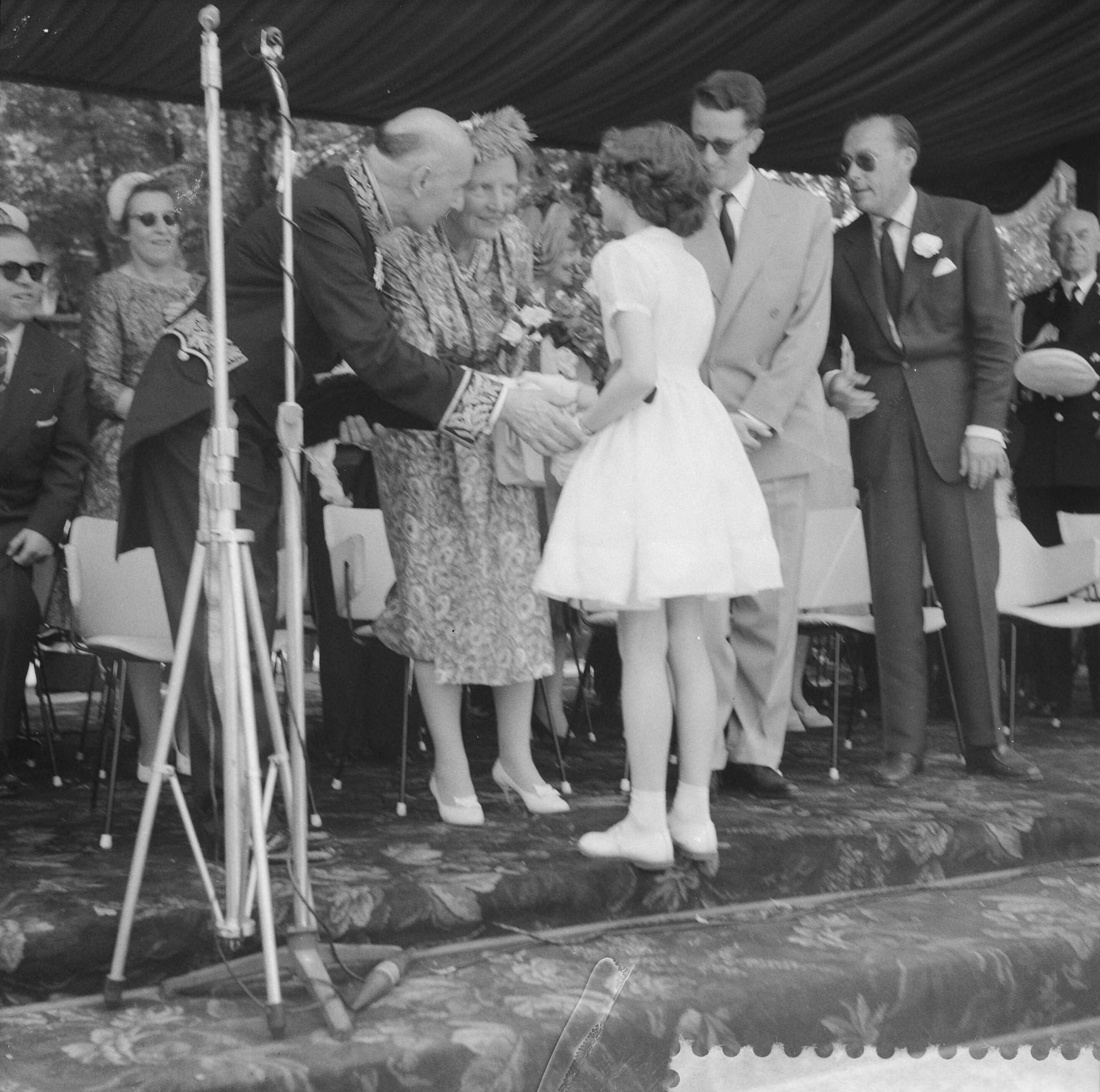 Staatsbezoek koning Boudewijn 1959 — Vierde dag van het bezoek van koning Boudewijn. Huldiging op het Vrijthof door de Maaslanden — Foto: Noske, J.D. / Anefo. Licentie: Set B: Rechtenvrij / Publiek Domein. Bron: Nationaal Archief. http://hdl.handle.net/10648/a998c720-d0b4-102d-bcf8-003048976d84