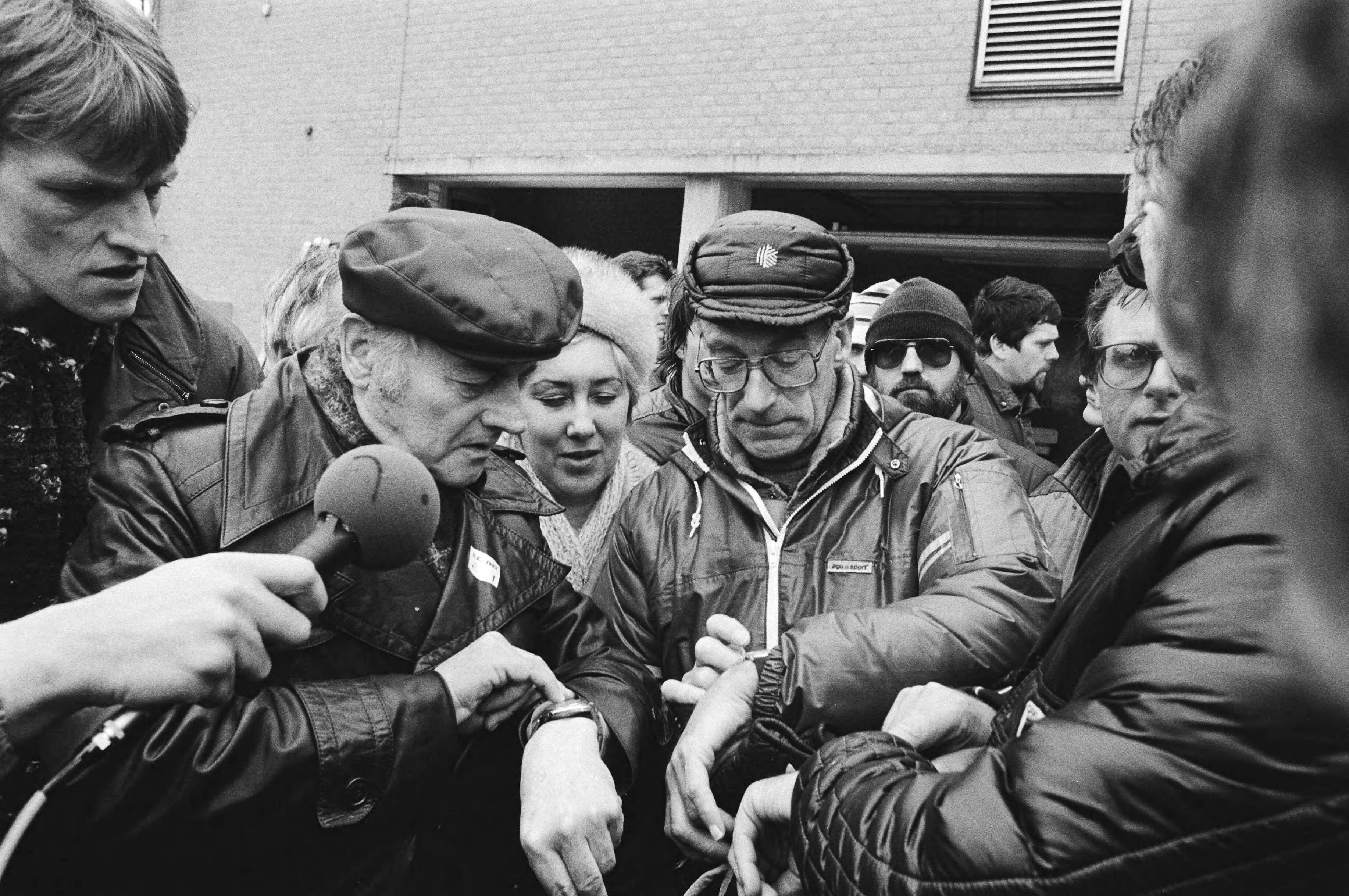Europese kampioenschappen schaatsen mannen 1983 in Den Haag — Scheidsrechter Brouwer (m) tijdens een discussie over het voortzetten van de wedstrijd — Foto: Croes, Rob C. / Anefo. Licentie: Set B: Rechtenvrij / Publiek Domein. Bron: Nationaal Archief. http://hdl.handle.net/10648/ad24fe90-d0b4-102d-bcf8-003048976d84