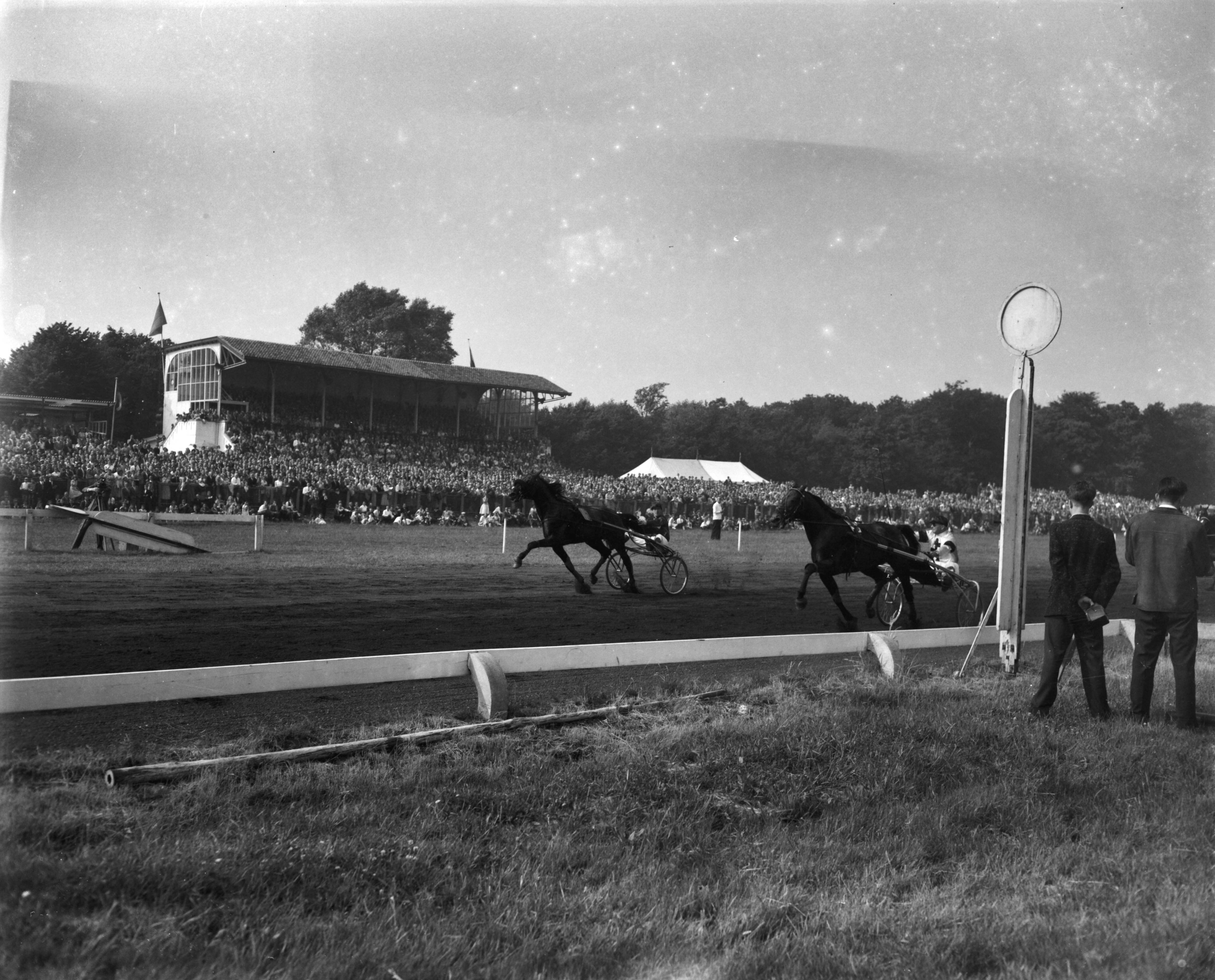 Fotocollectie Anefo — Draverijen op Duindigt. Finish van de Grote Prijs der Lage Landen 1958: winnaar Icare IV voor Jamin — Foto: Behrens, Herbert F. / Anefo. Licentie: Set B: Rechtenvrij / Publiek Domein. Bron: Nationaal Archief. http://hdl.handle.net/10648/a97f6da2-d0b4-102d-bcf8-003048976d84