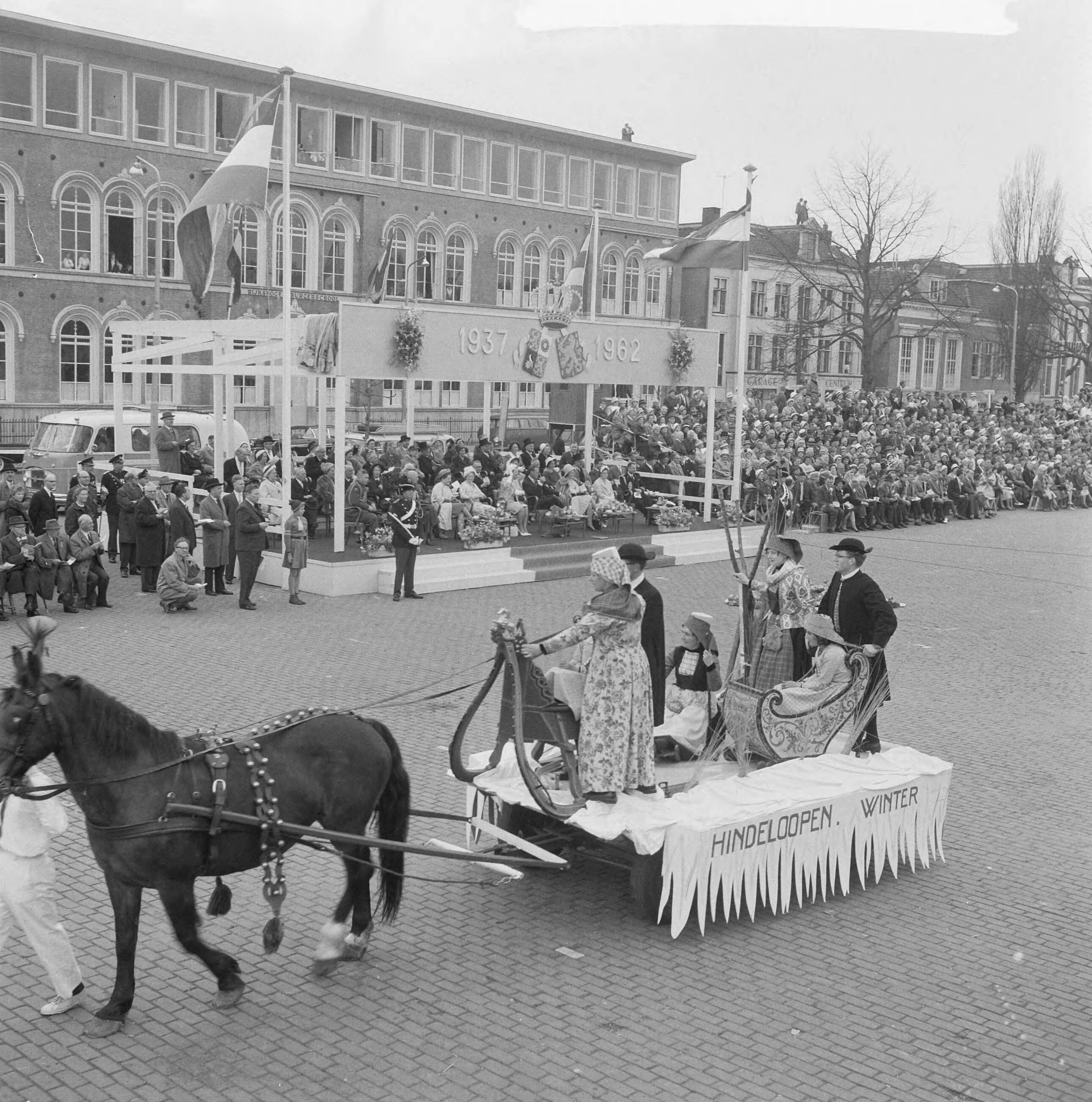 Koninklijk bezoek aan Groningen en Friesland (1962) — Koninklijk bezoek aan Leeuwarden — Foto: Merk, Ben / Anefo. Licentie: Set B: Rechtenvrij / Publiek Domein. Bron: Nationaal Archief. http://hdl.handle.net/10648/aa07226a-d0b4-102d-bcf8-003048976d84