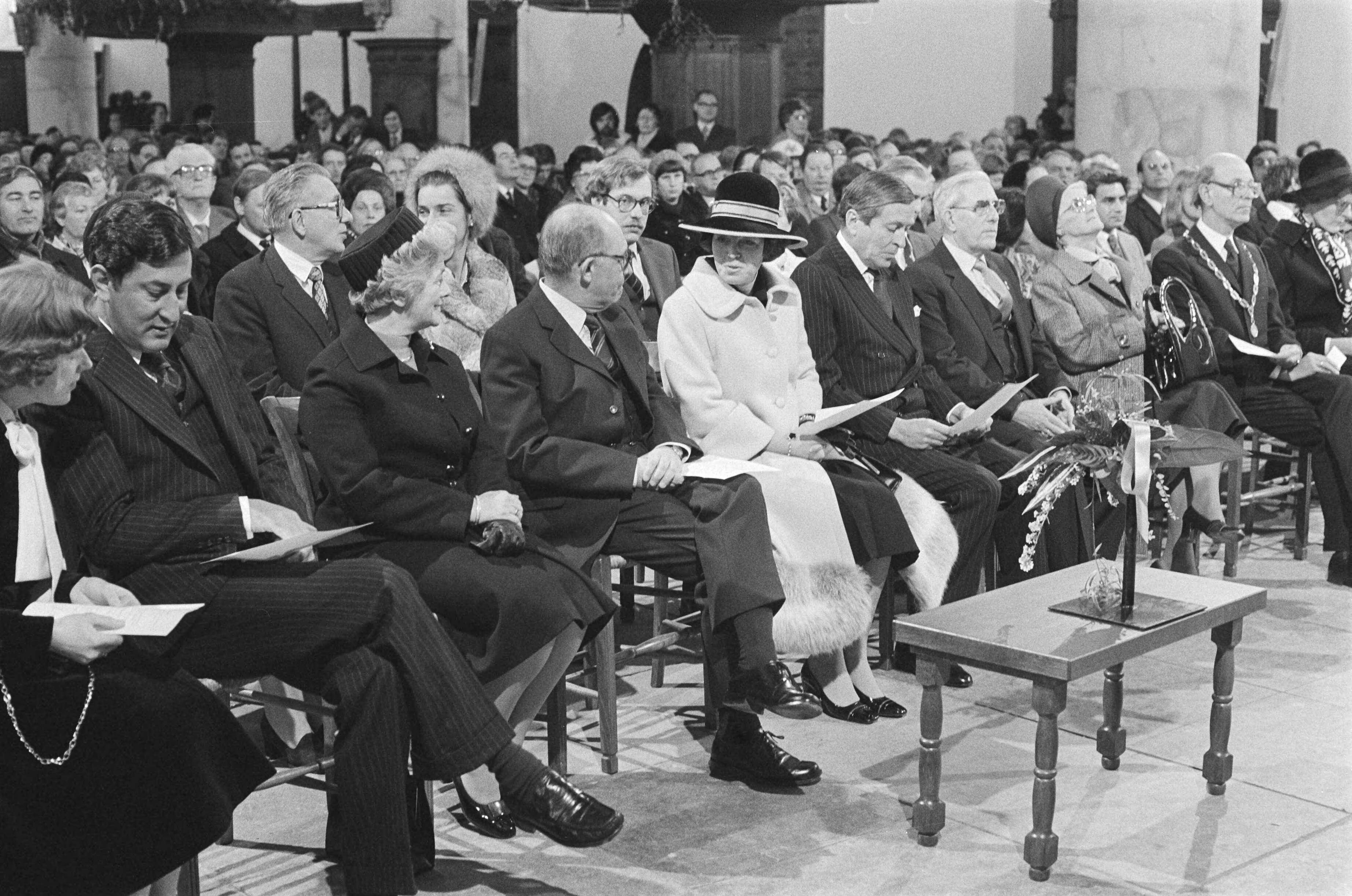 Fotocollectie Anefo — Prinses Bearix en Prins Claus wonen officiele opening bij van de gerestaureerde Grote Kerk te Naarden — Foto: Croes, Rob C. / Anefo. Licentie: Set B: Rechtenvrij / Publiek Domein. Bron: Nationaal Archief. http://hdl.handle.net/10648/acc09130-d0b4-102d-bcf8-003048976d84