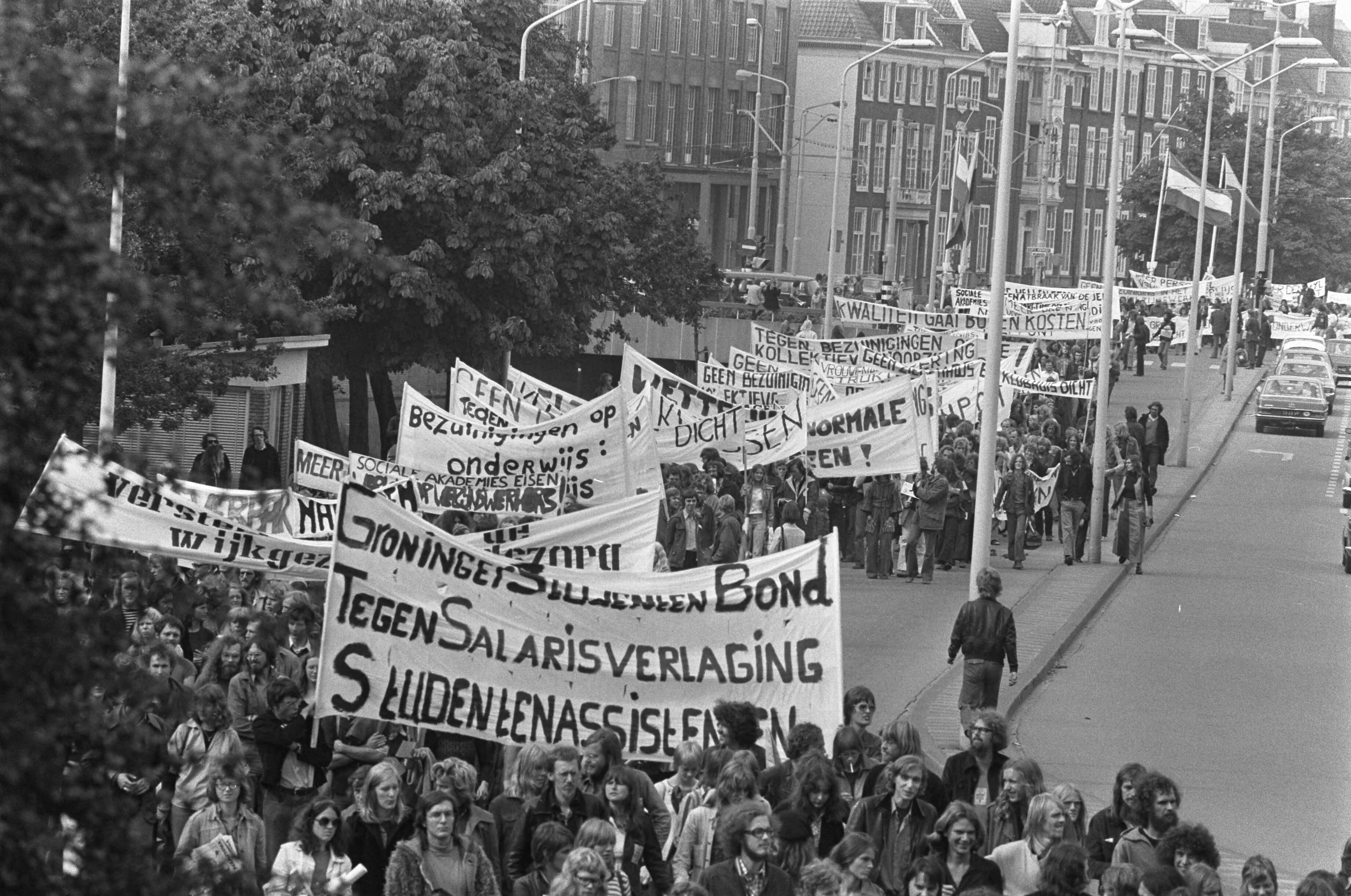 Fotocollectie Anefo — Demonstratie welzijnswerkers Den Haag ; vertrek van Malieveld — Foto: Mieremet, Rob / Anefo. Licentie: Set B: Rechtenvrij / Publiek Domein. Bron: Nationaal Archief. http://hdl.handle.net/10648/ac728904-d0b4-102d-bcf8-003048976d84