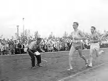 Fotocollectie Anefo — Atletiek. Landenwedstrijd Nederland tegen België in Maastricht, 5000 m.Joep Delnoye gevolgd door de Belg E. Allonsius — Foto: Bilsen, Joop van / Anefo. Licentie: Set B: Rechtenvrij / Publiek Domein. Bron: Nationaal Archief. http://hdl.handle.net/10648/a9824aae-d0b4-102d-bcf8-003048976d84
