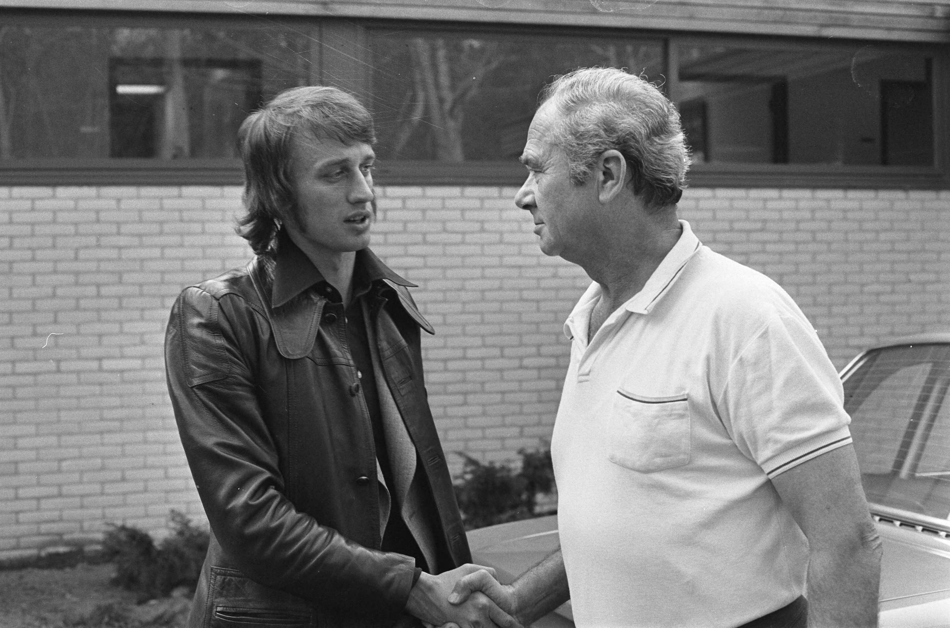 Fotocollectie Anefo — Nederlands elftal in Zeist voor voorbereiding Nederland tegen Oostenrijk; Fadrhonc (r) begroet Rensenbrink — Foto: Peters, Hans / Anefo. Licentie: Set B: Rechtenvrij / Publiek Domein. Bron: Nationaal Archief. http://hdl.handle.net/10648/ac46a564-d0b4-102d-bcf8-003048976d84
