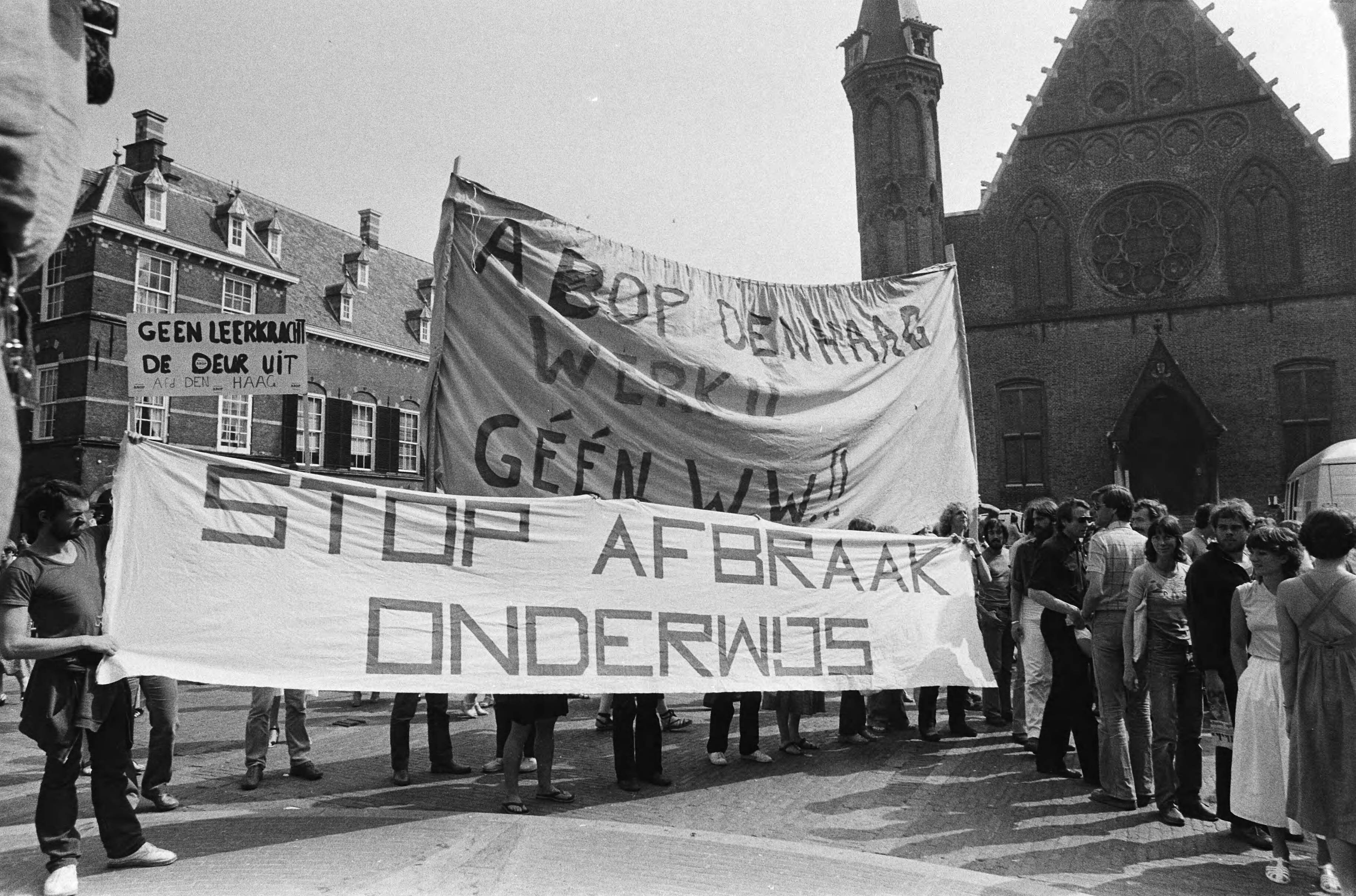 Stakende Amsterdamse leerkrachten demonstreren op het Binnenhof (Den Haag) — Demonstranten met spandoeken, o.a. "ABOP Den Haag Werk Geen WW" en "Stop afbraak onderwijs" — Foto: Croes, Rob C. / Anefo. Licentie: Set B: Rechtenvrij / Publiek Domein. Bron: Nationaal Archief. http://hdl.handle.net/10648/accc73ce-d0b4-102d-bcf8-003048976d84